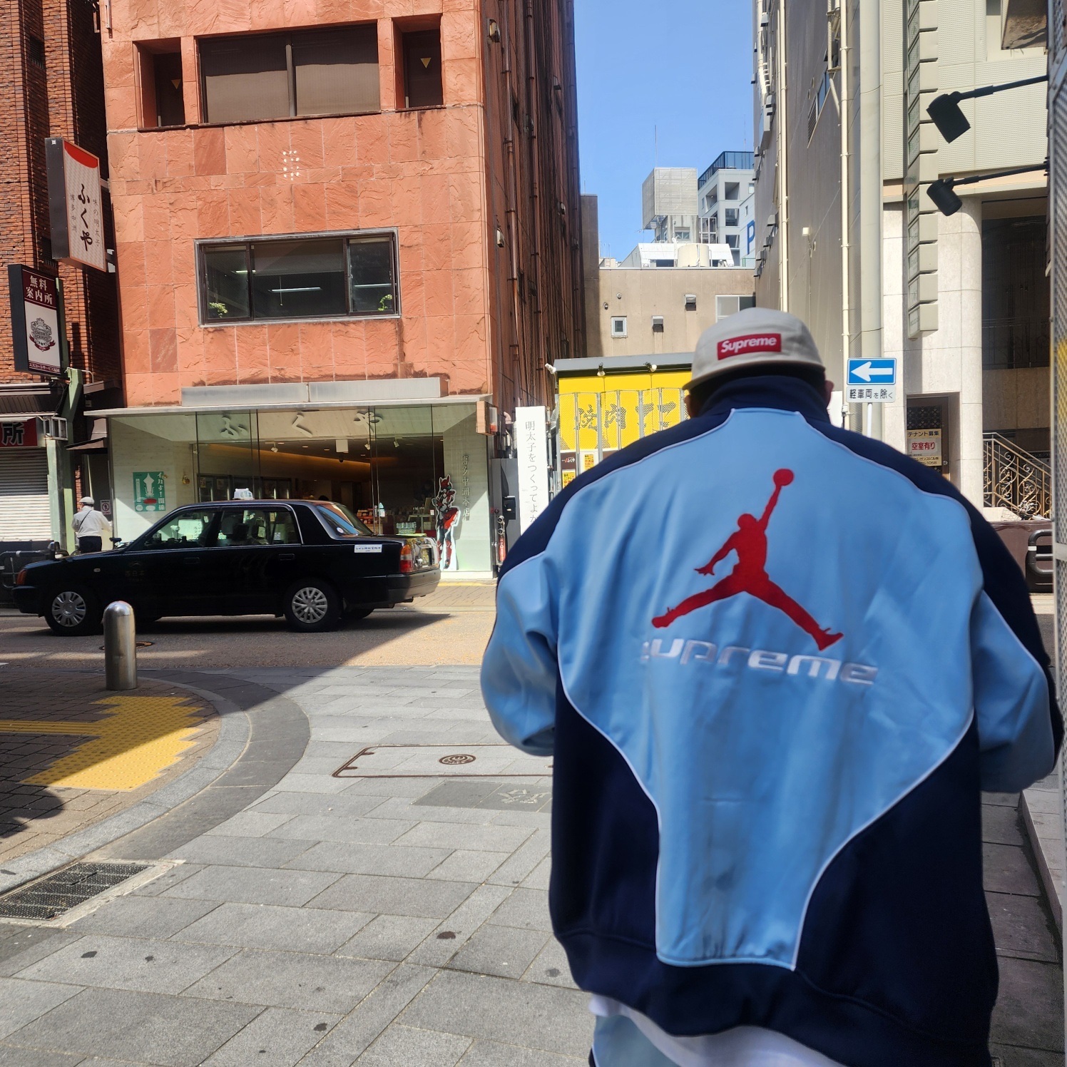 Supreme x Jordan Tricot Track Jacket Light Blue - 24FW, Supreme 2-Tone Camp Cap White - 23FW 착용 스타일