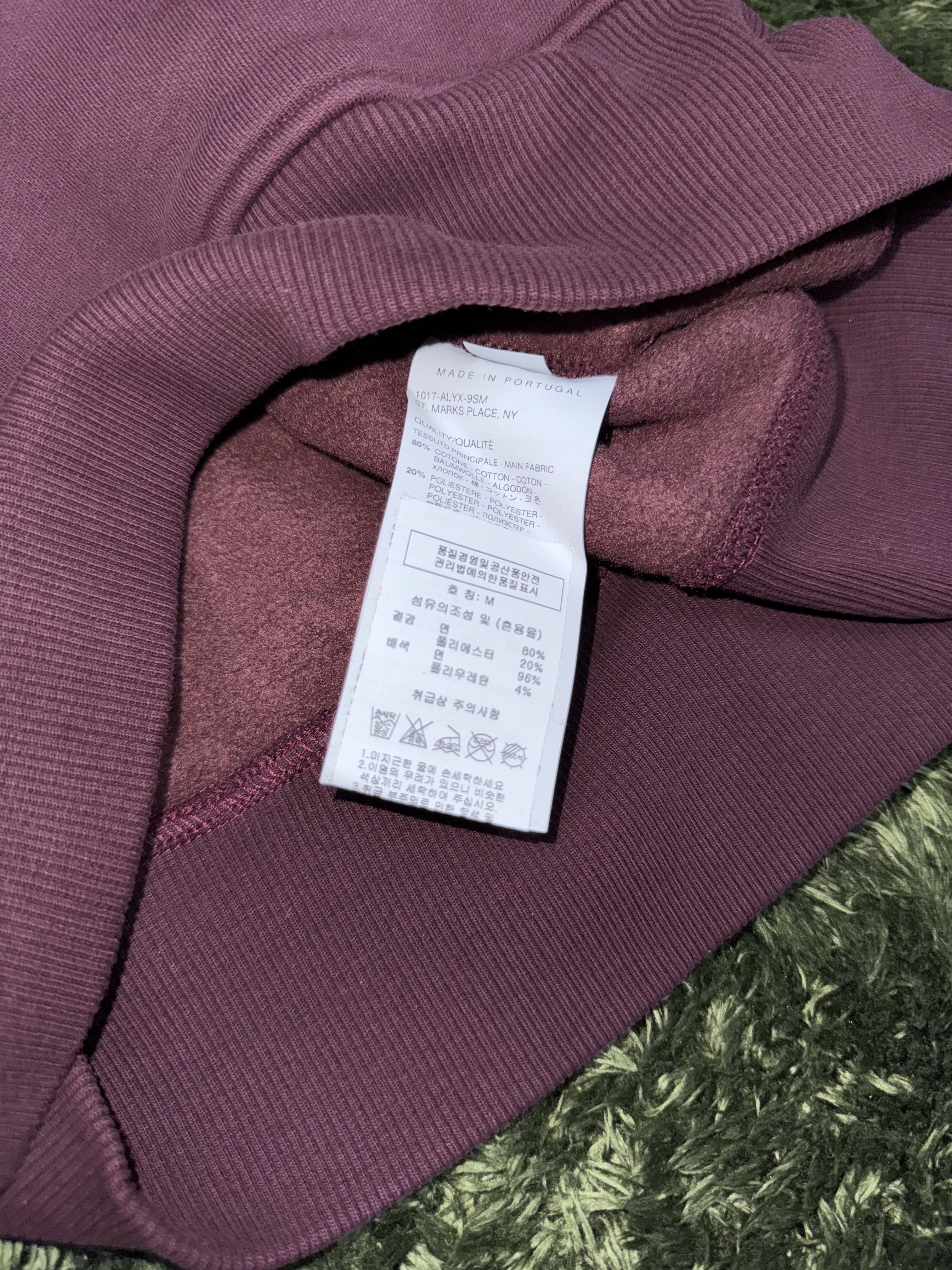 1017 Alyx 9SM Graphic Printed Hoodie Wine 착용 스타일 - 6