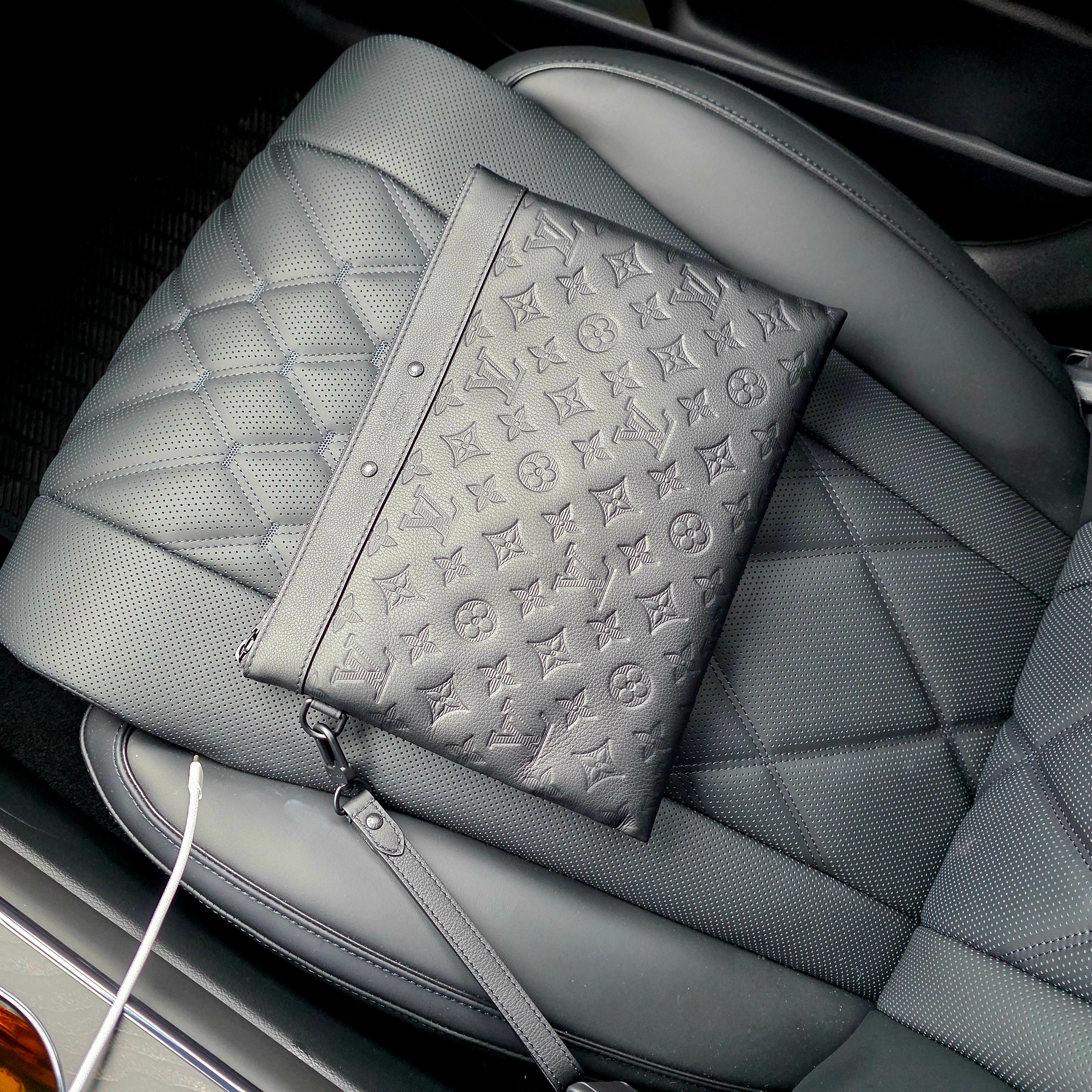 Louis Vuitton Pochette To Go Black 착용 스타일 - 3