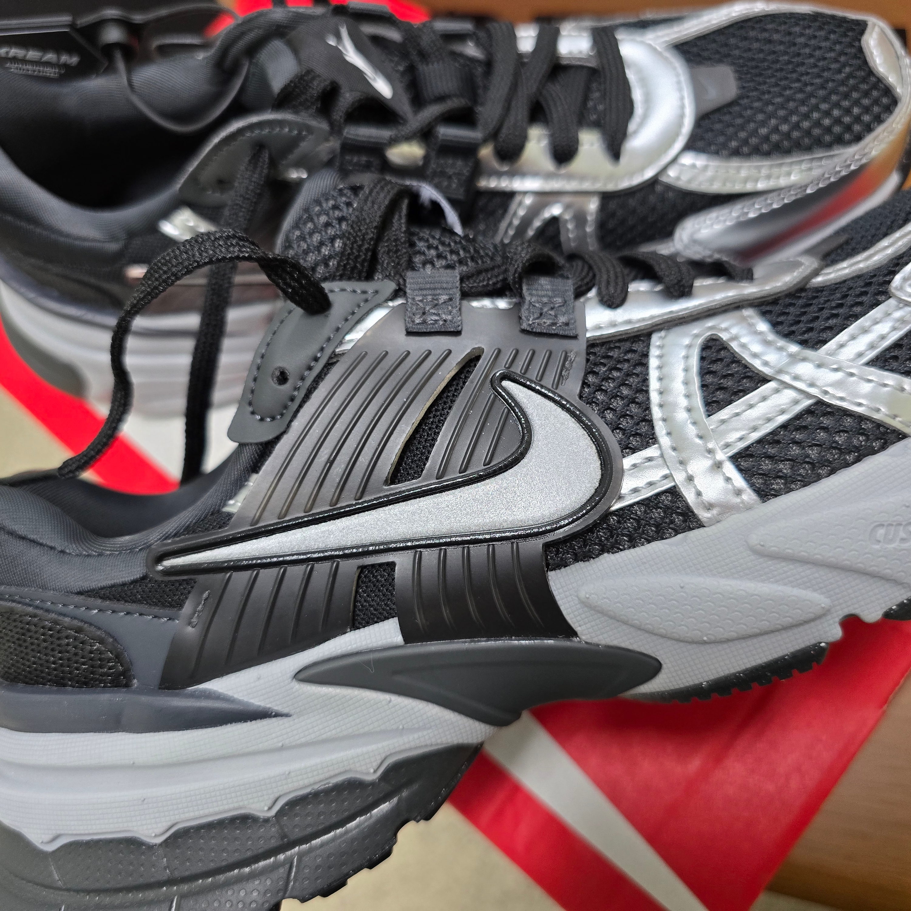 (W) Nike V2K Run Black Dark Smoke Grey 착용 스타일