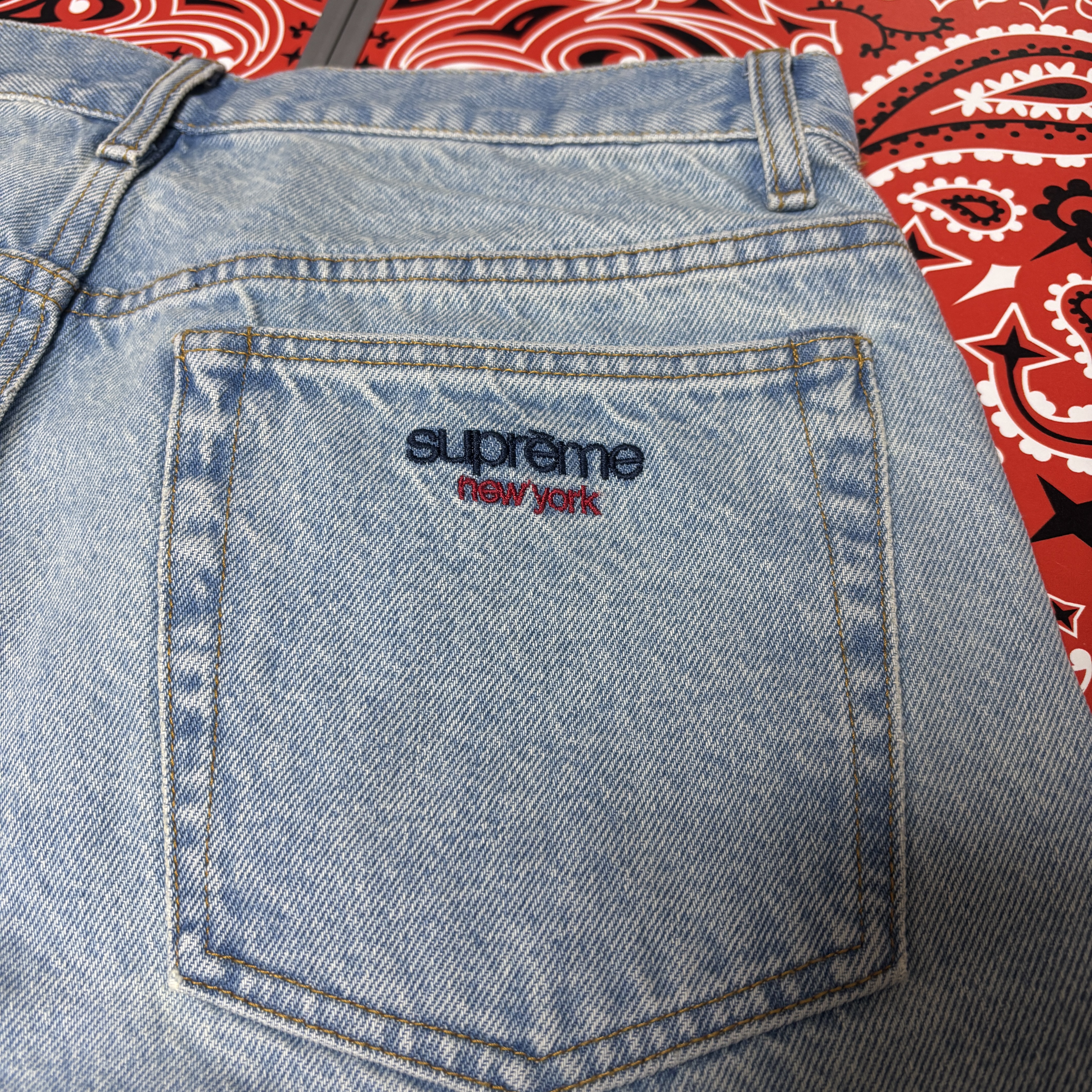 Supreme Baggy Denim Shorts Light Washed Indigo - 25SS 착용 스타일 - 2
