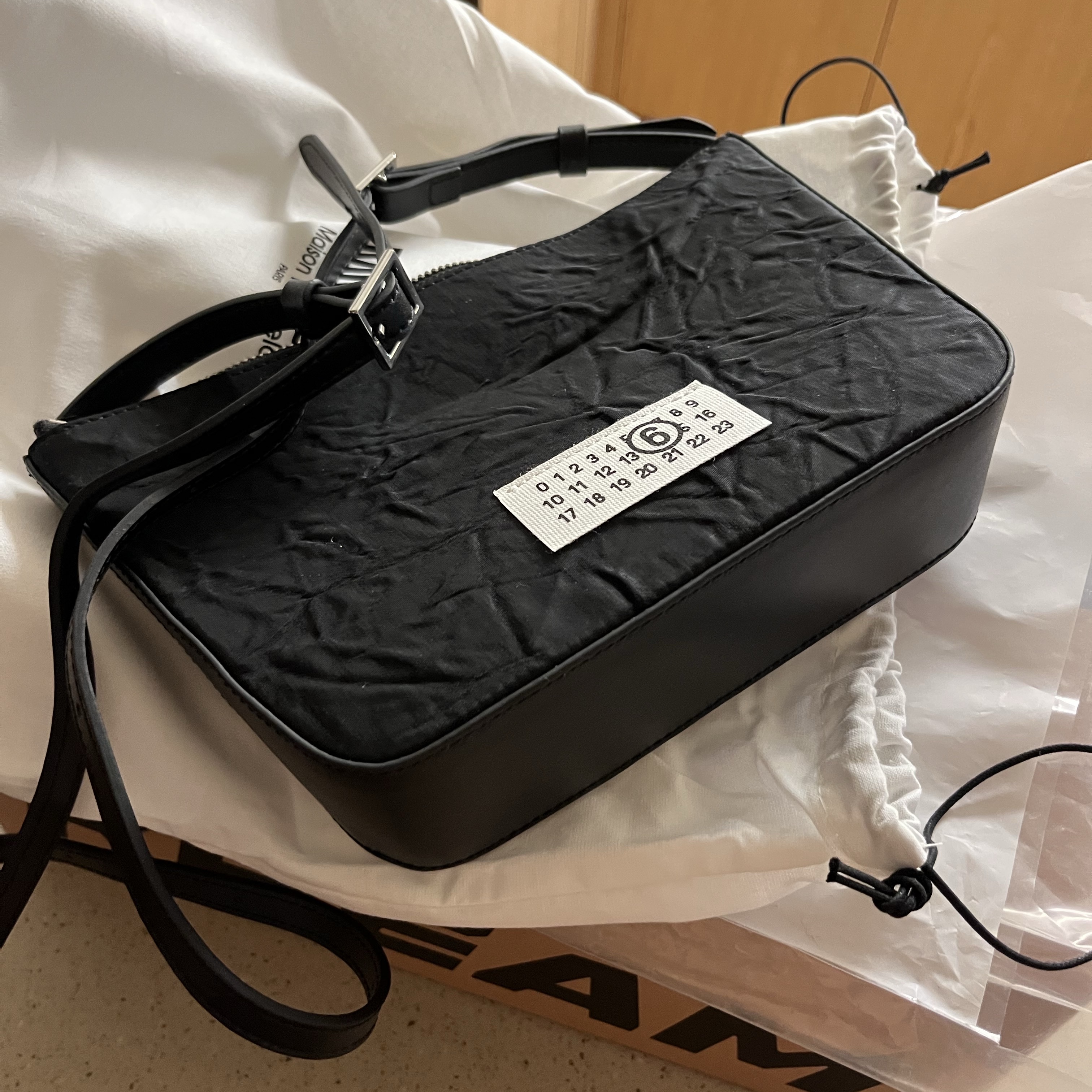 MM6 Maison Margiela Number Logo Patch Crossbody Bag Black 착용 스타일