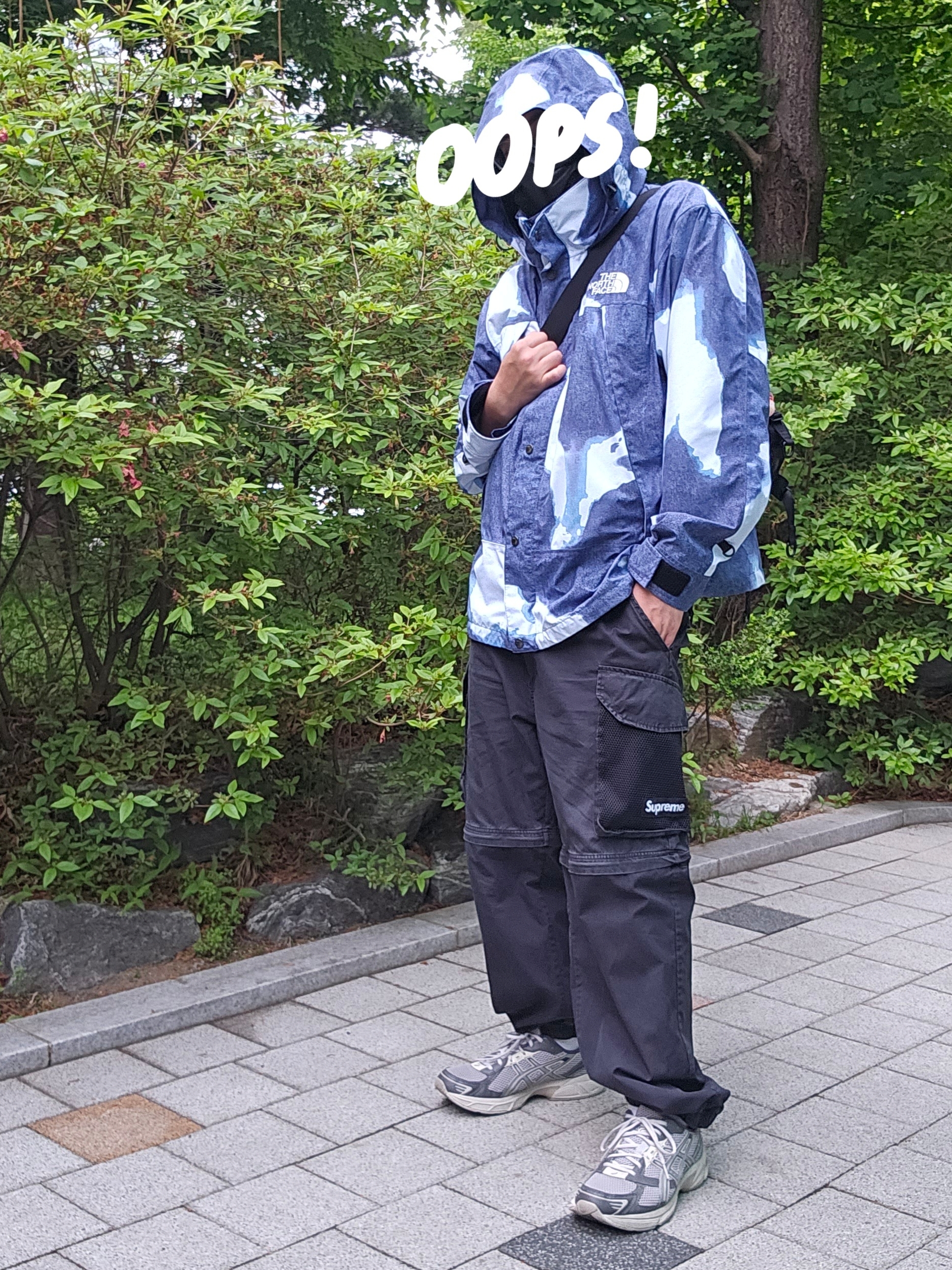 Supreme x The North Face Bleached Denim Print Mountain Jacket Indigo - 21FW, Supreme Mini Duffle Bag Black - 24SS 착용 스타일