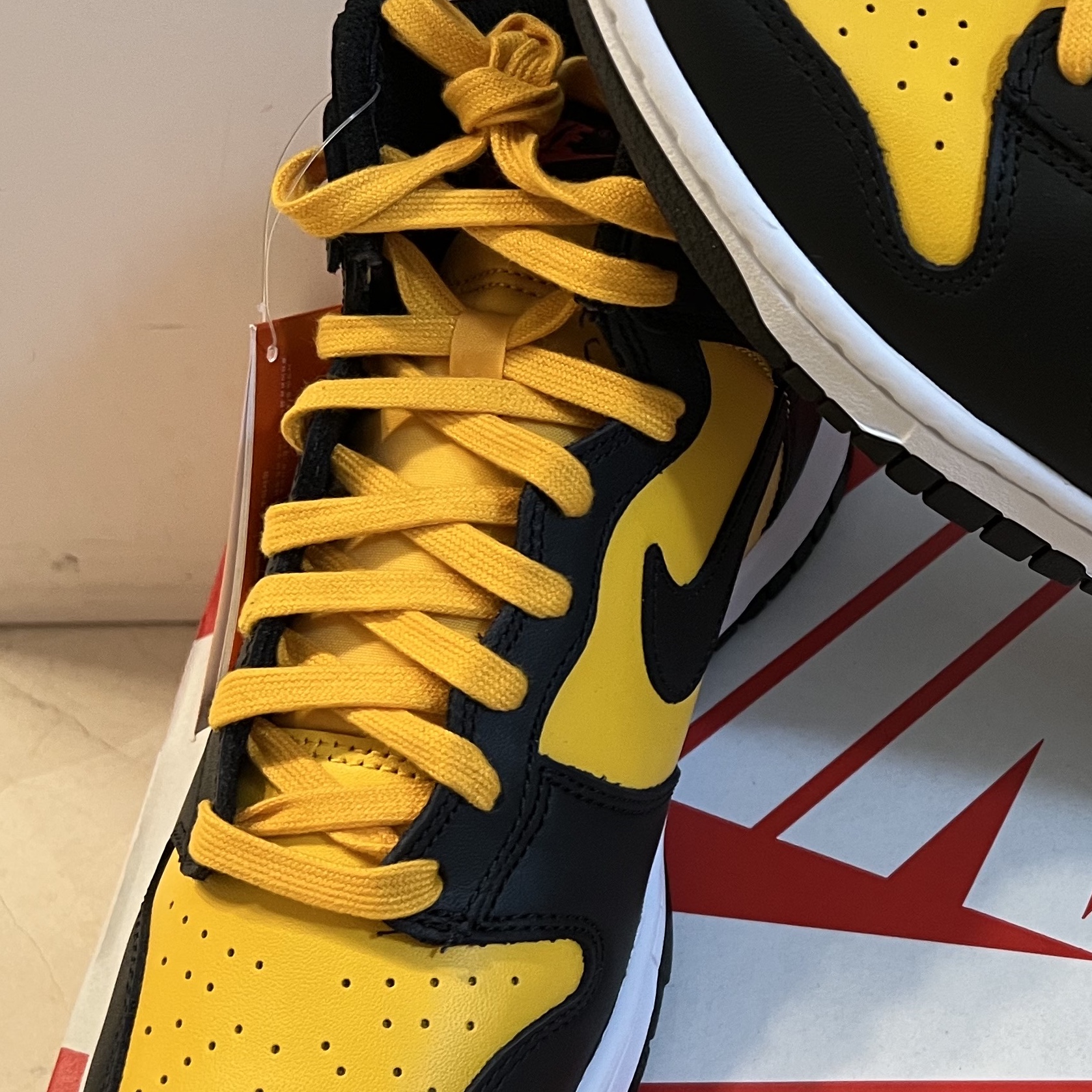 Nike Dunk High Retro University Gold and Black 착용 스타일