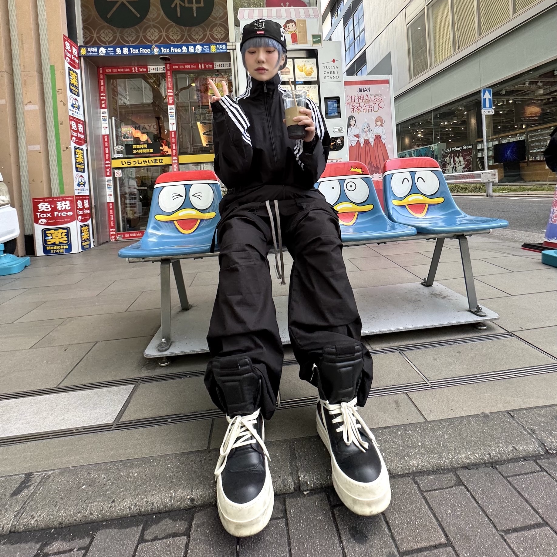 Wapworks Wide Safety Cargo Pants Black, Rick Owens Hollywood Mega Bumper Geobasket in Full Grain Calf Leather Black Milk 착용 스타일 - 4