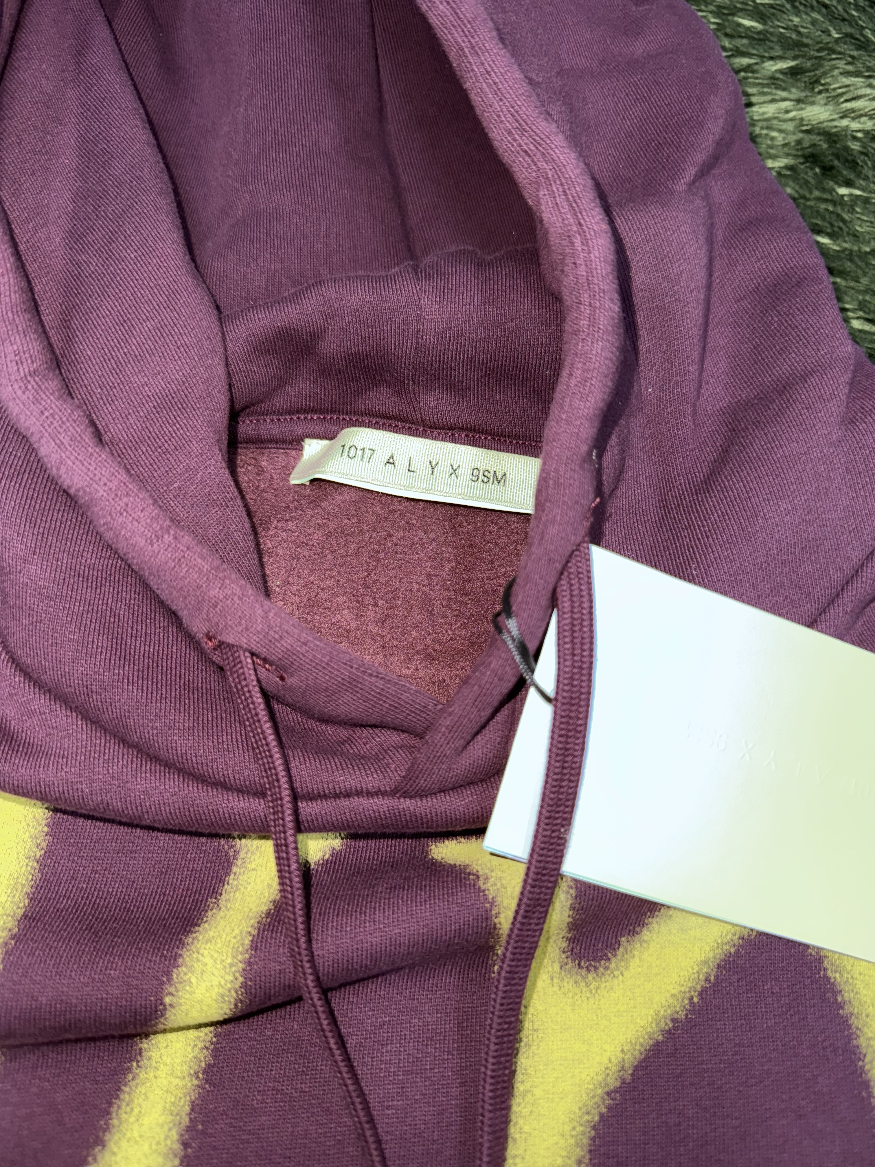 1017 Alyx 9SM Graphic Printed Hoodie Wine 착용 스타일 - 4