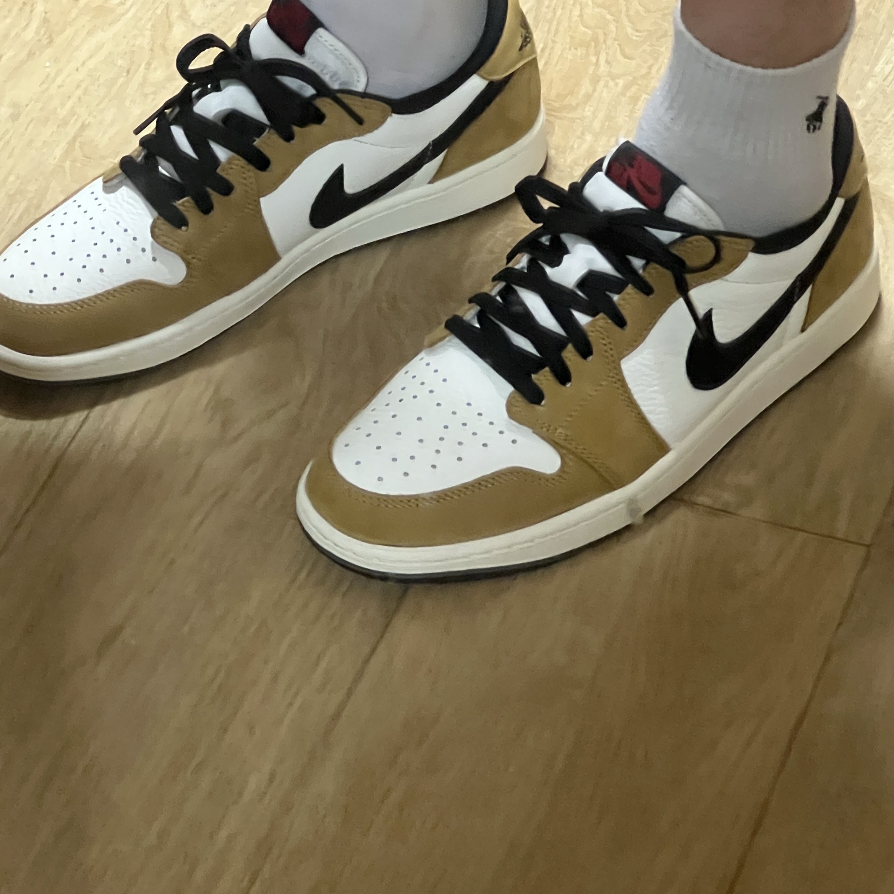 Jordan 1 Low OG Sail and Golden Harvest 착용 스타일 - 2