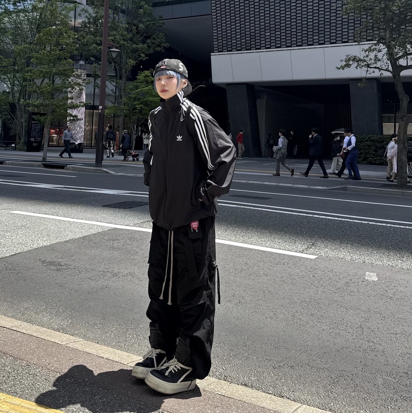 Wapworks Wide Safety Cargo Pants Black, Rick Owens Hollywood Mega Bumper Geobasket in Full Grain Calf Leather Black Milk 착용 스타일 - 1