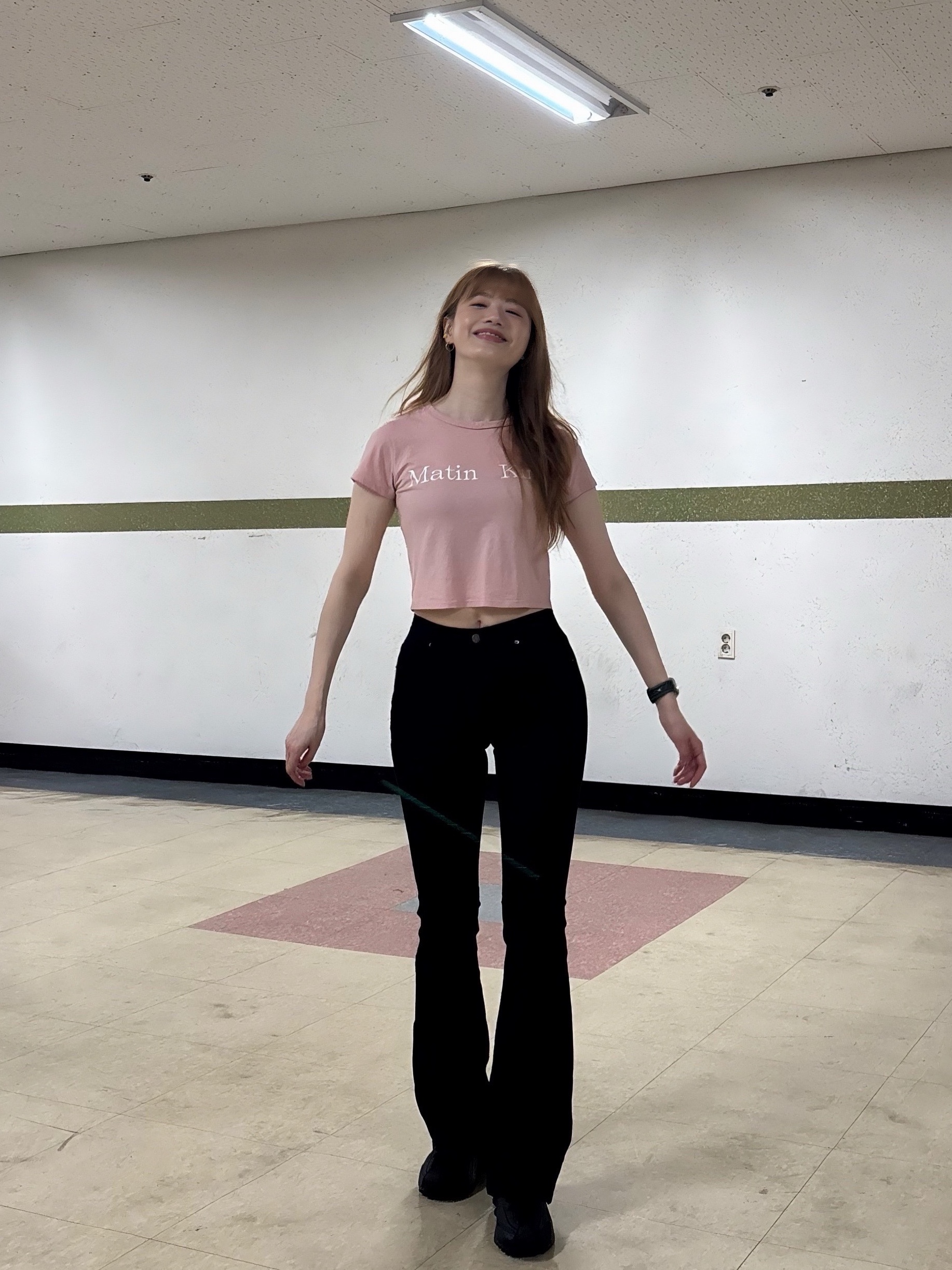 (W) Matin Kim Logo Crop Top Pink, (W) Nike Shox R4 Black 착용 스타일 - 1