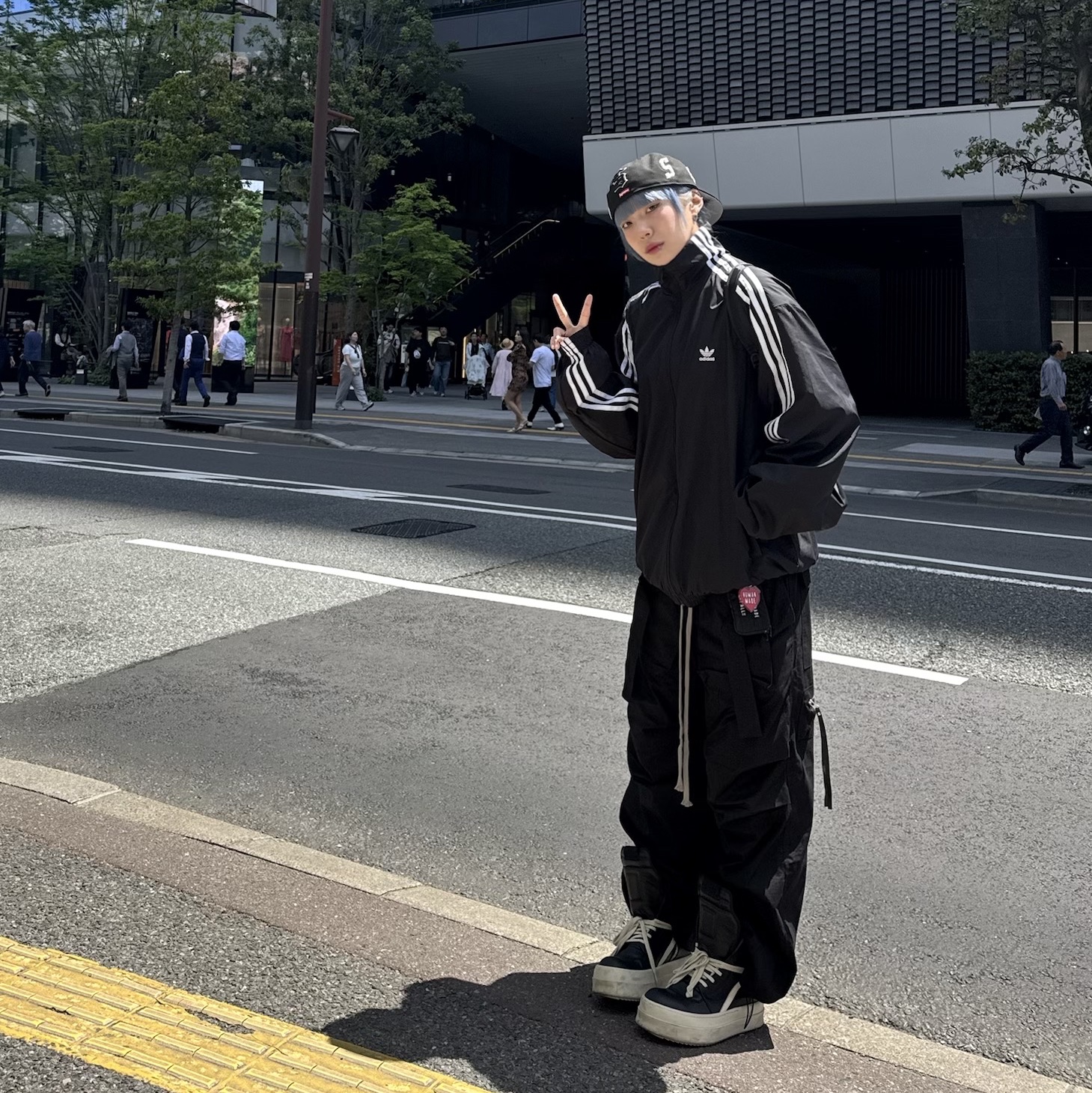 Wapworks Wide Safety Cargo Pants Black, Rick Owens Hollywood Mega Bumper Geobasket in Full Grain Calf Leather Black Milk 착용 스타일 - 3