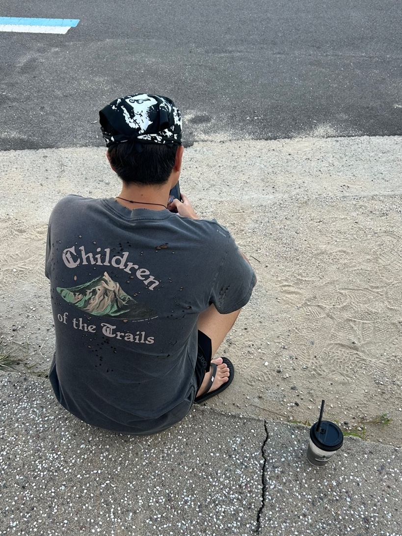 Satisfy Mothtech T-Shirt Aged Black, Soar Running Run Shorts Black 착용 스타일 - 1