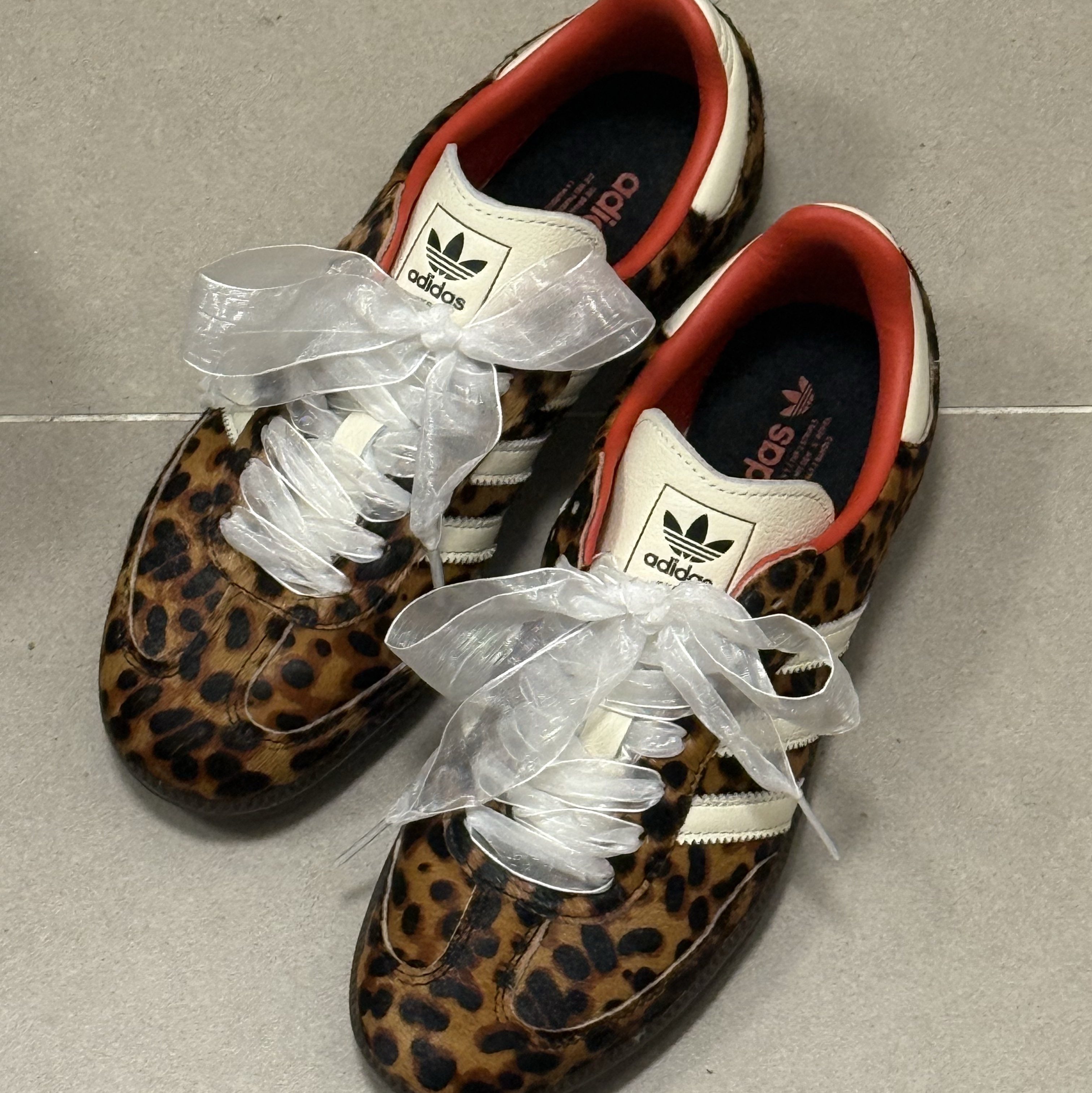 (W) Adidas Samba OG Core Black Preloved Red 착용 스타일 - 1