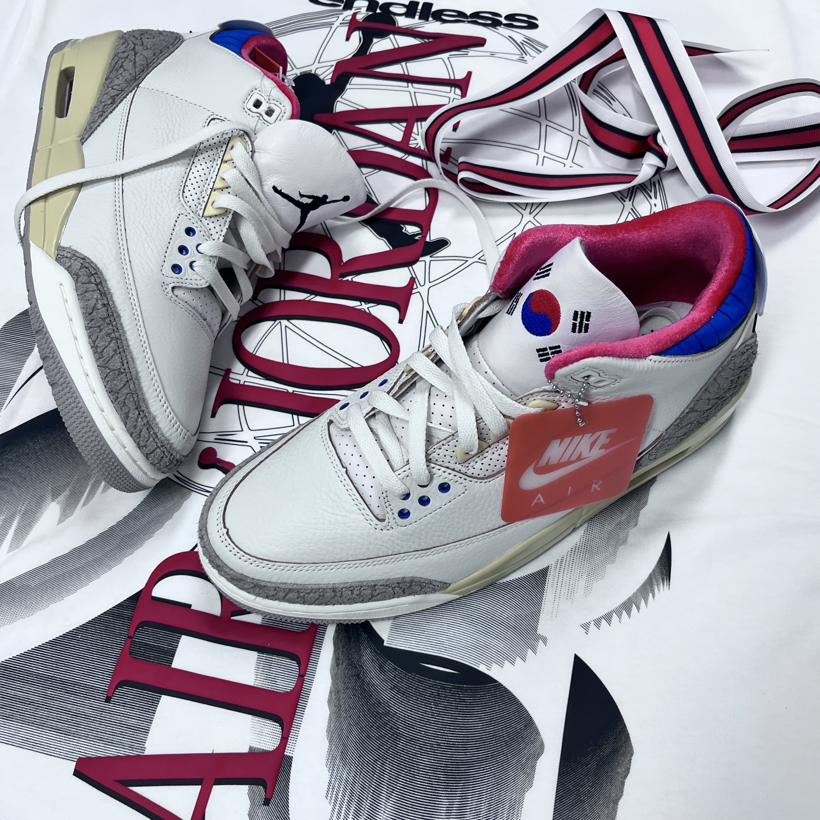 Jordan 3 Retro Seoul 2.0, Jordan Seoul T-Shirt White Varsity Red (IB9106-100) 착용 스타일 - 4
