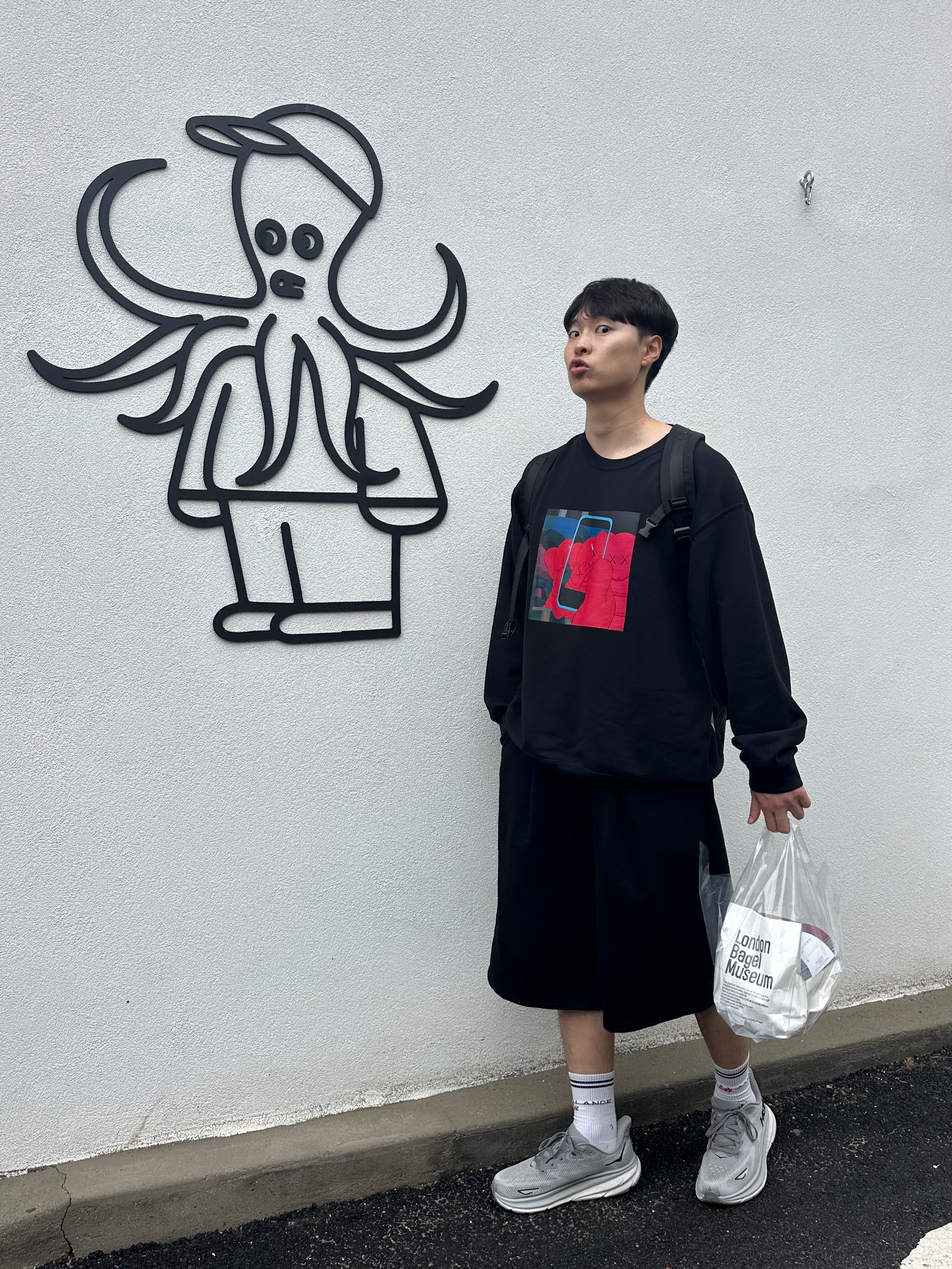 Uniqlo UT x Kaws x Warhol Sweatshirt Black, Hoka Clifton 9 Harbor Mist Black - Wide 착용 스타일 - 2
