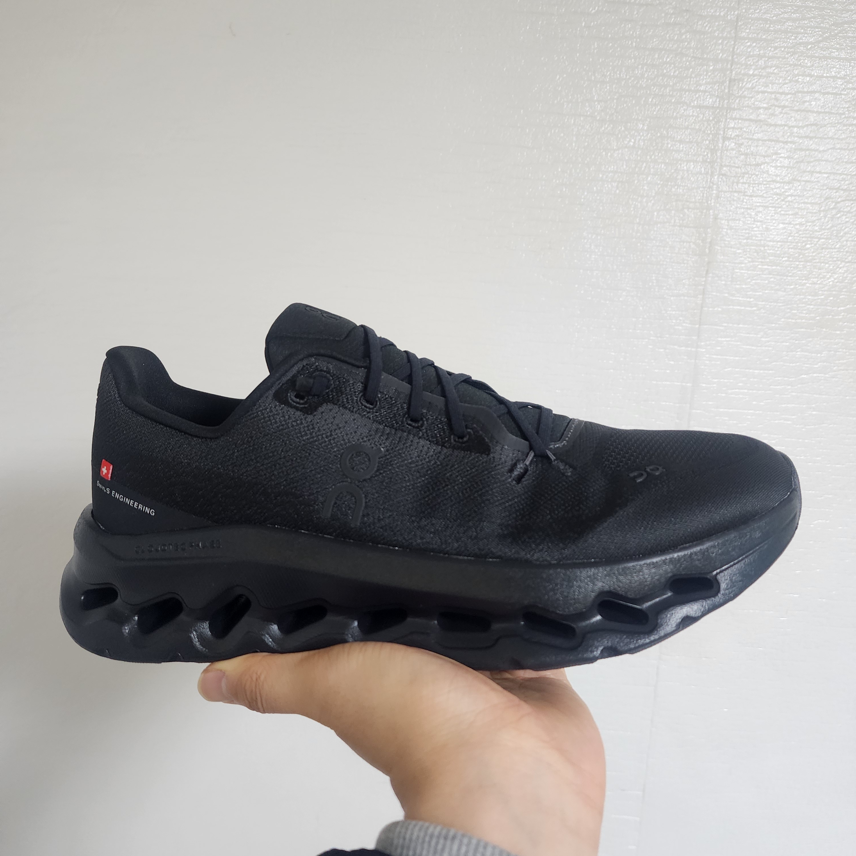 On Running Cloudtilt Eclipse Black 착용 스타일