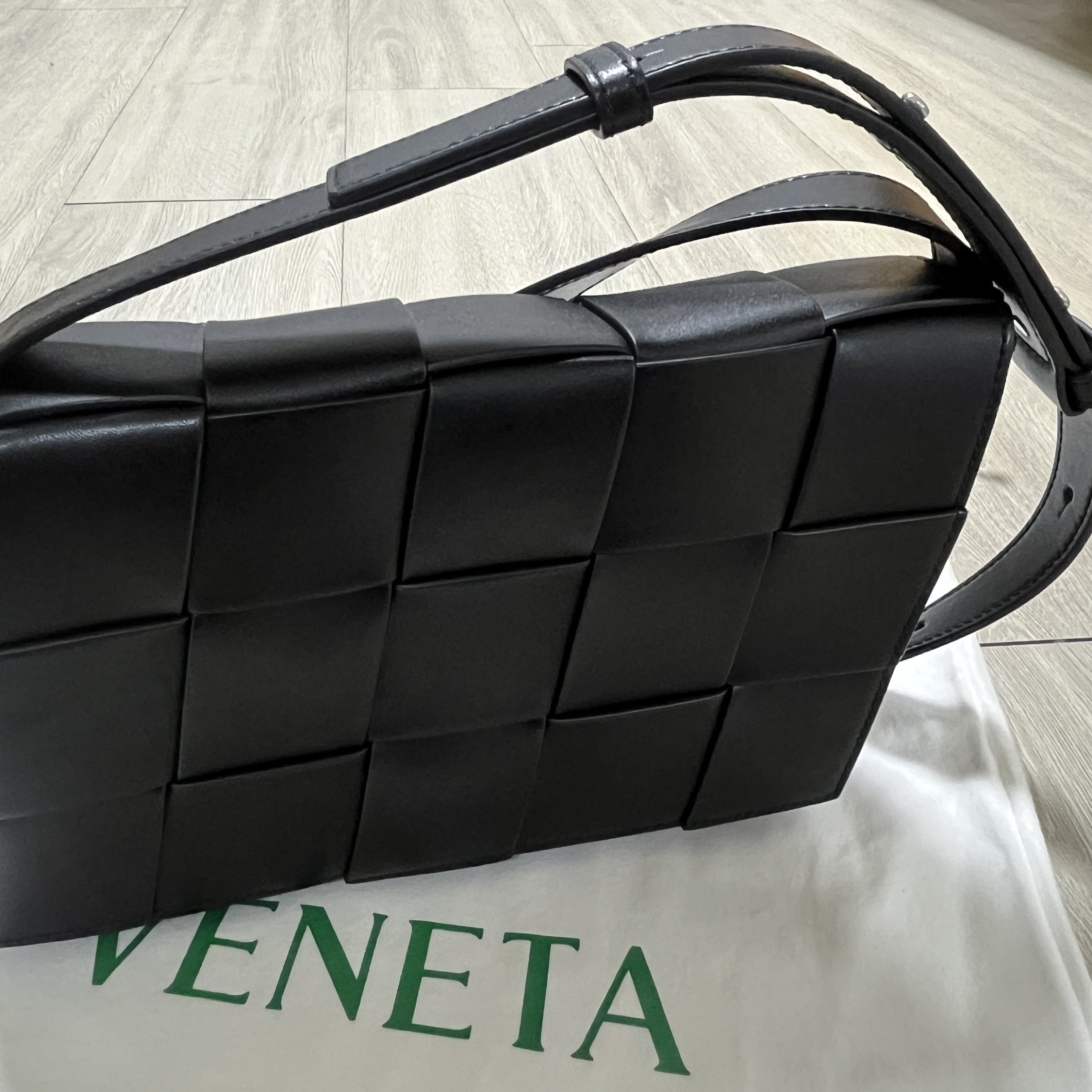 Bottega Veneta Speed Cassette Black 착용 스타일