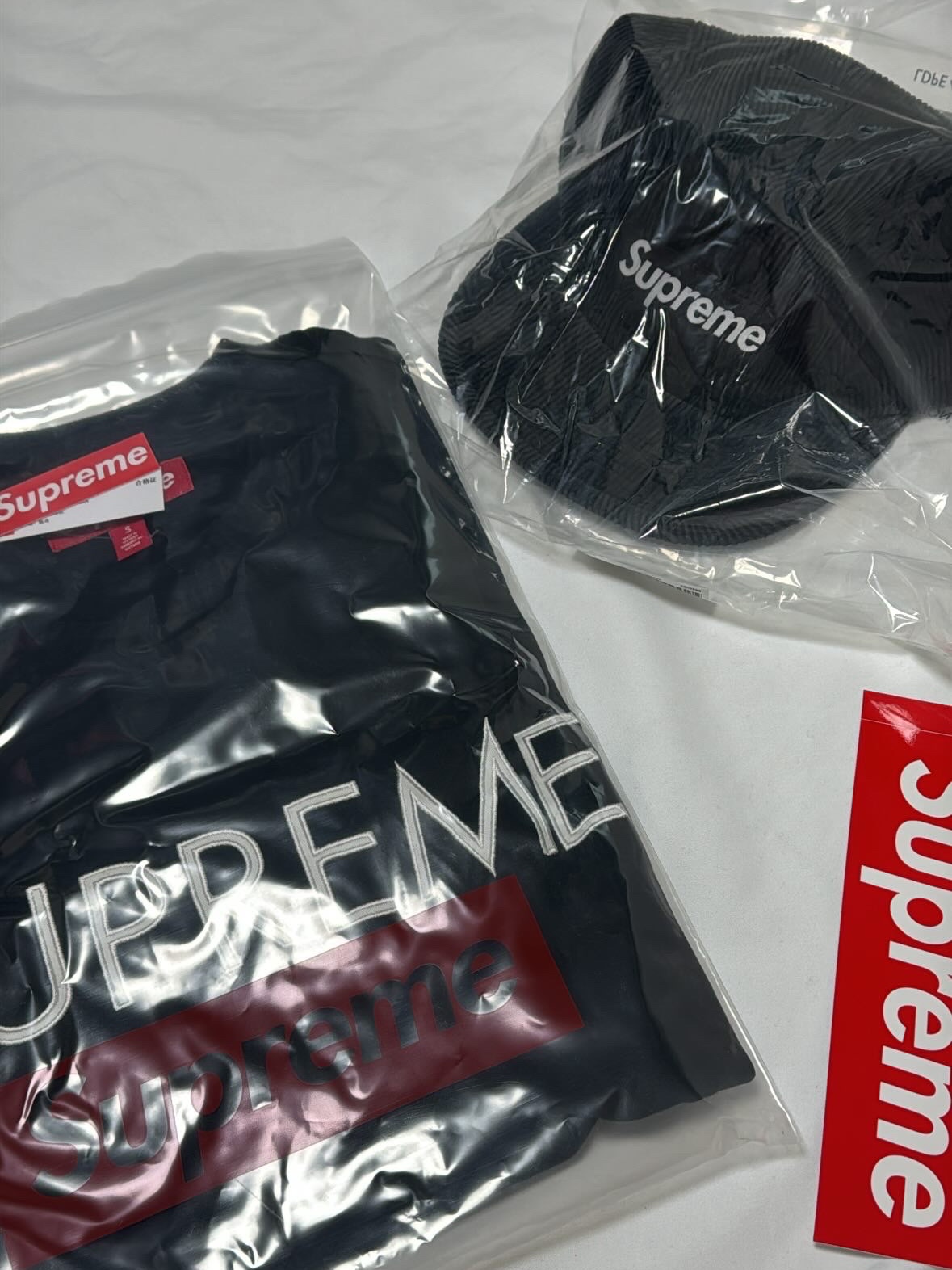 Supreme Capital S/S Top Black - 25SS, Supreme Corduroy Camp Cap Black - 25SS 착용 스타일
