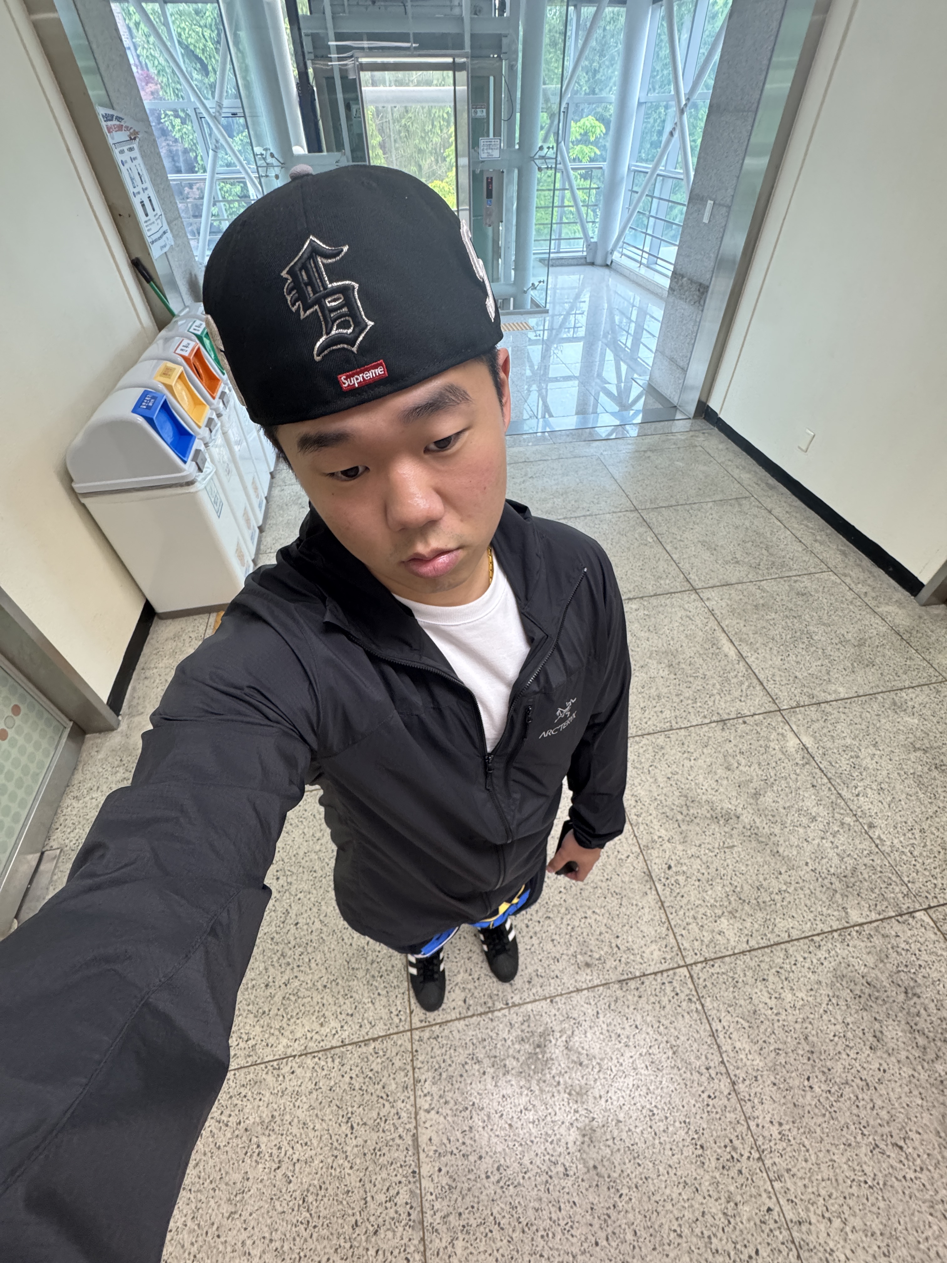 Supreme Multi S Logo New Era Black - 25SS, Arc'teryx Squamish Hoody Black 착용 스타일 - 1