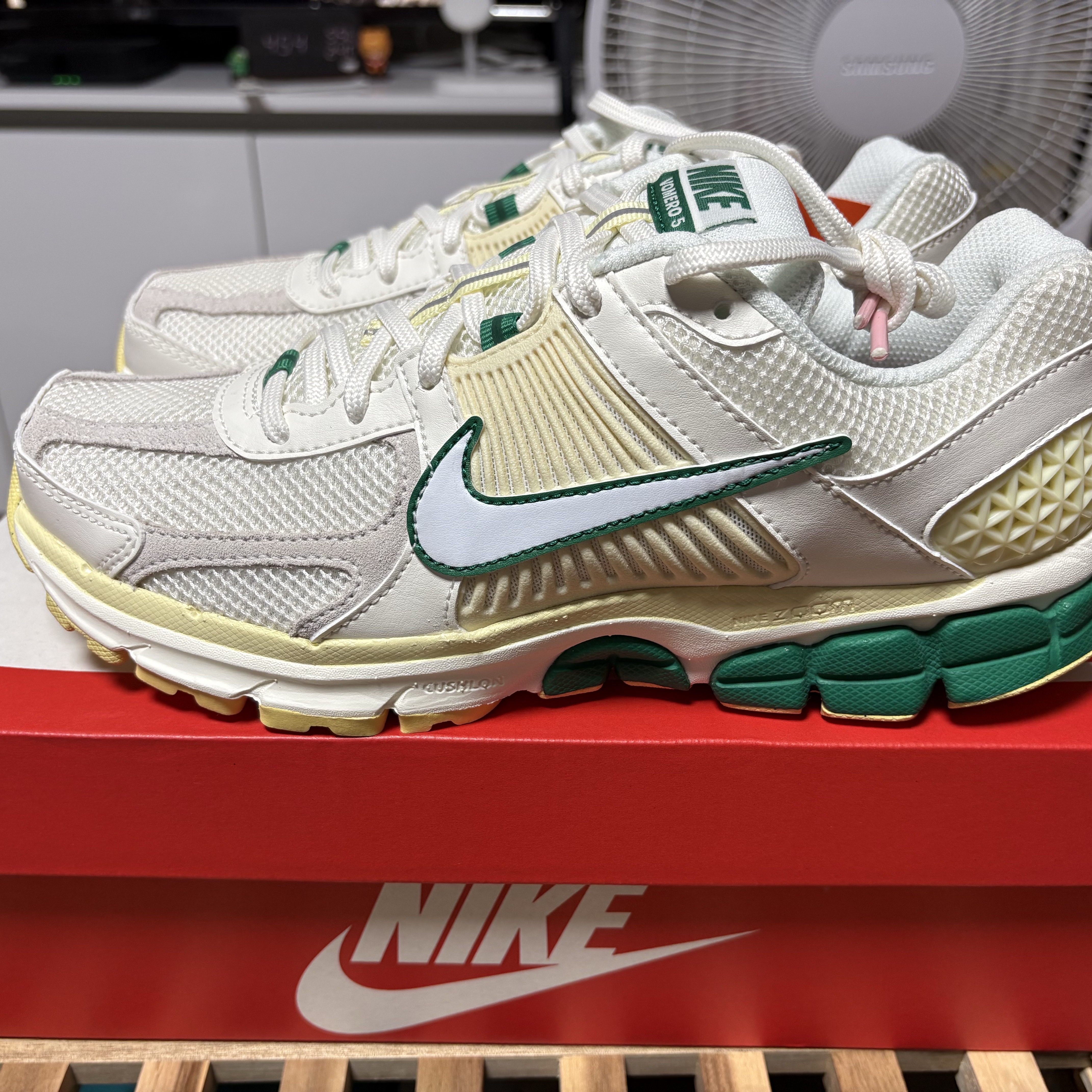 Nike Zoom Vomero 5 Sail Malachite Alabaster White 착용 스타일 - 1