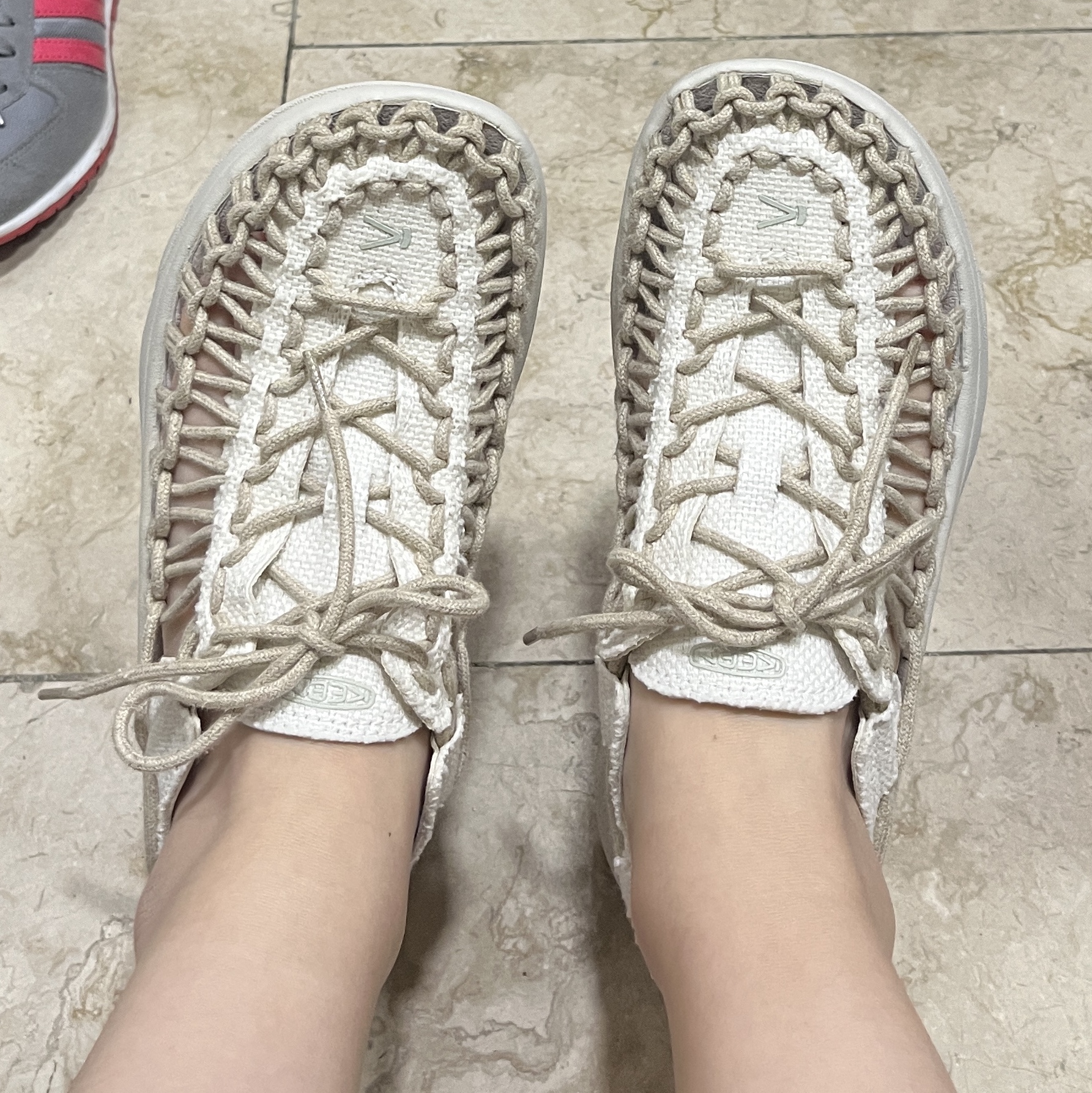 Keen Uneek Astoria Canvas Sandals Women Birch/Birch 착용 스타일 - 2