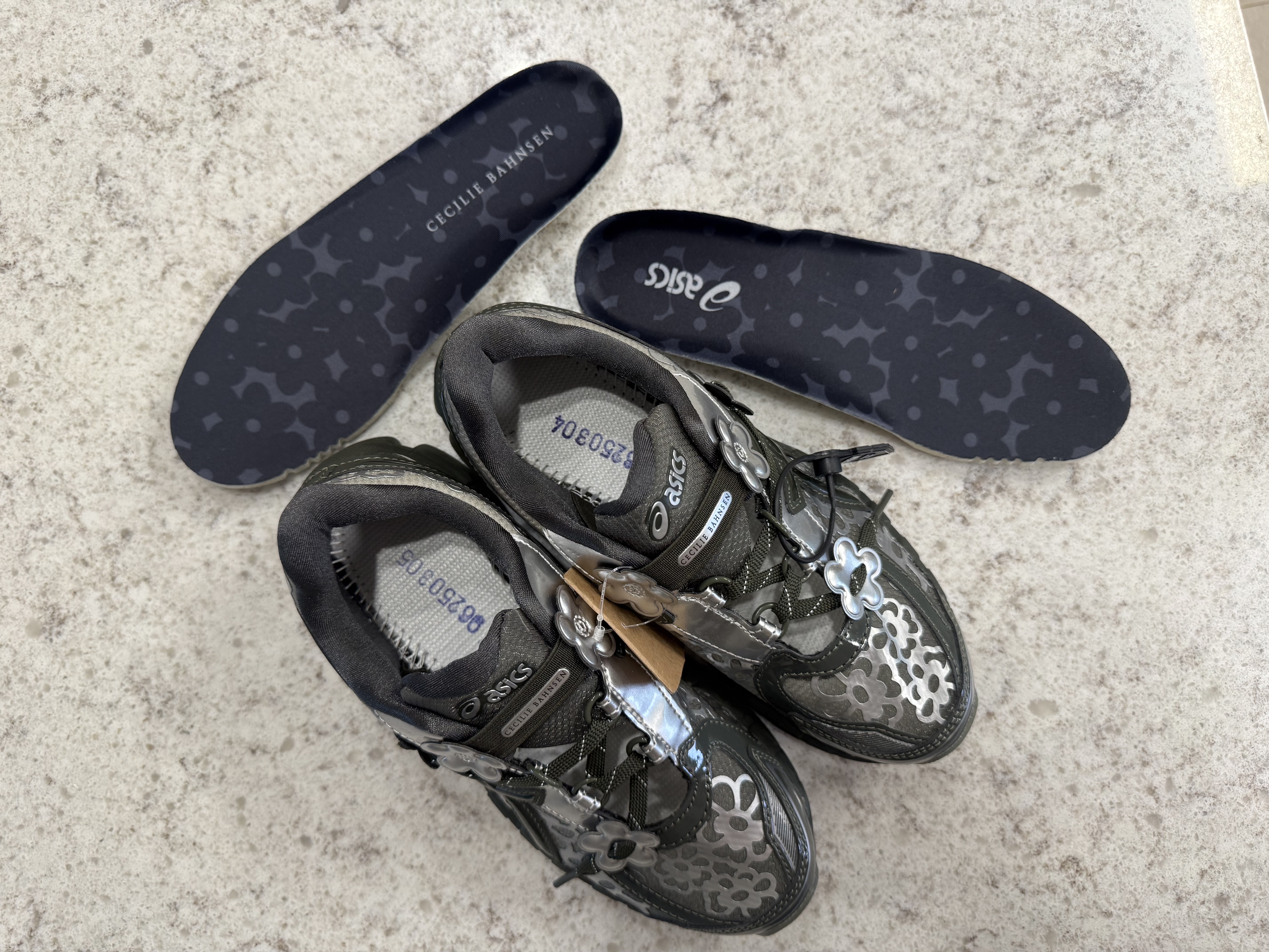 Asics x Cecilie Bahnsen Gel-Kayano 20 Olive 착용 스타일 - 5