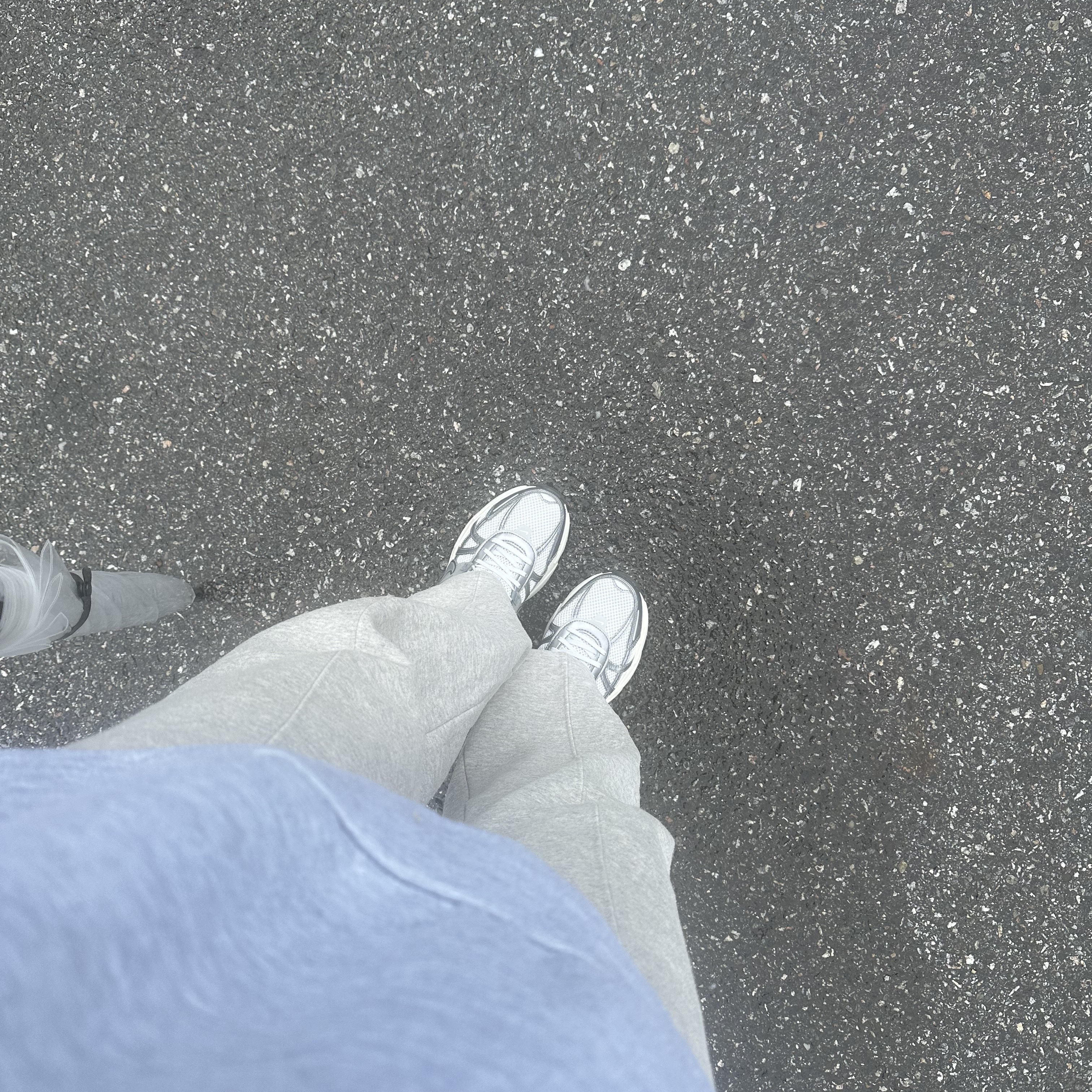 Nike V2K Run Pure Platinum Wolf Grey 착용 스타일 - 2