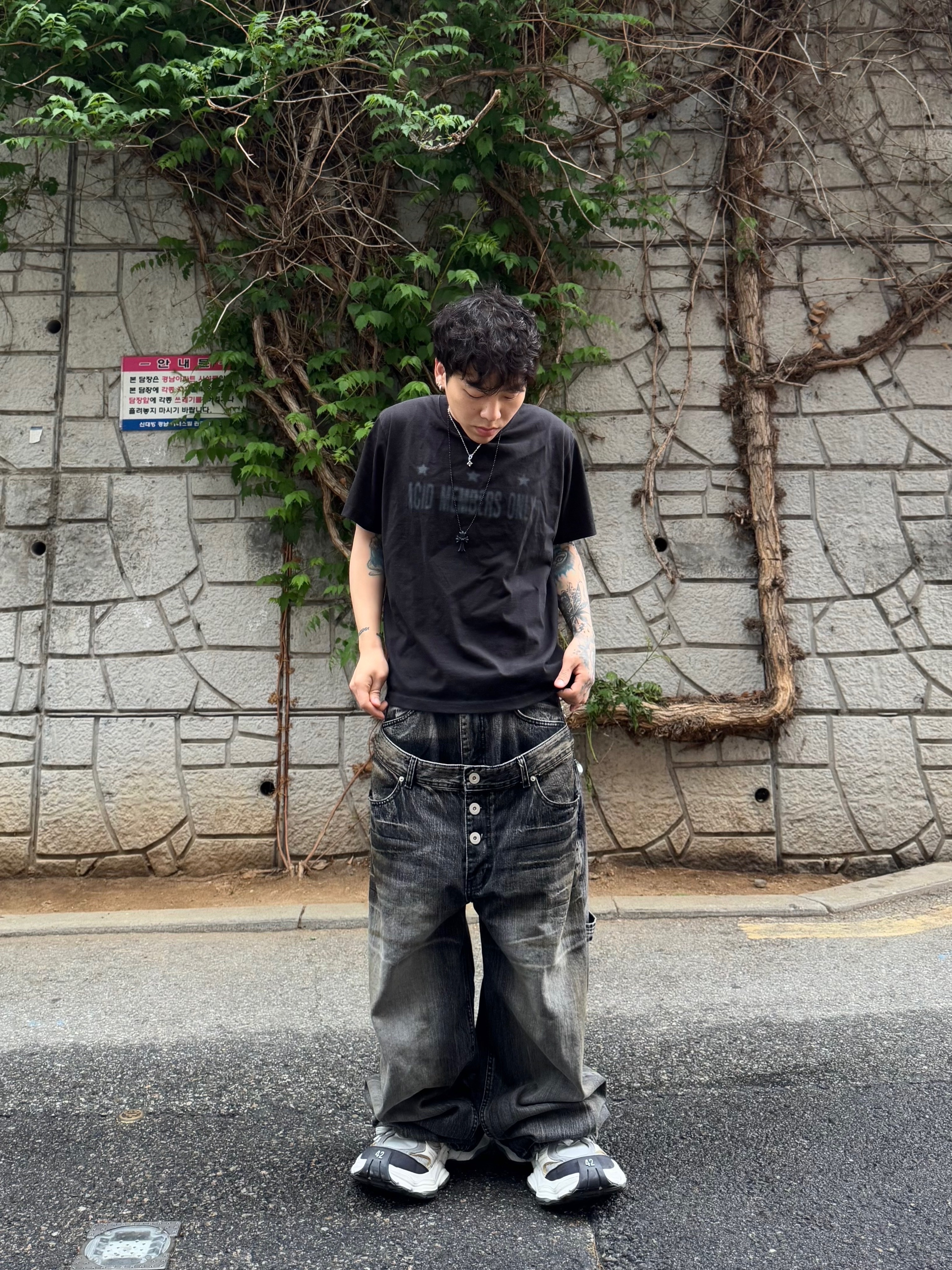 Balenciaga Cargo Sneakers White Grey 착용 스타일 - 3