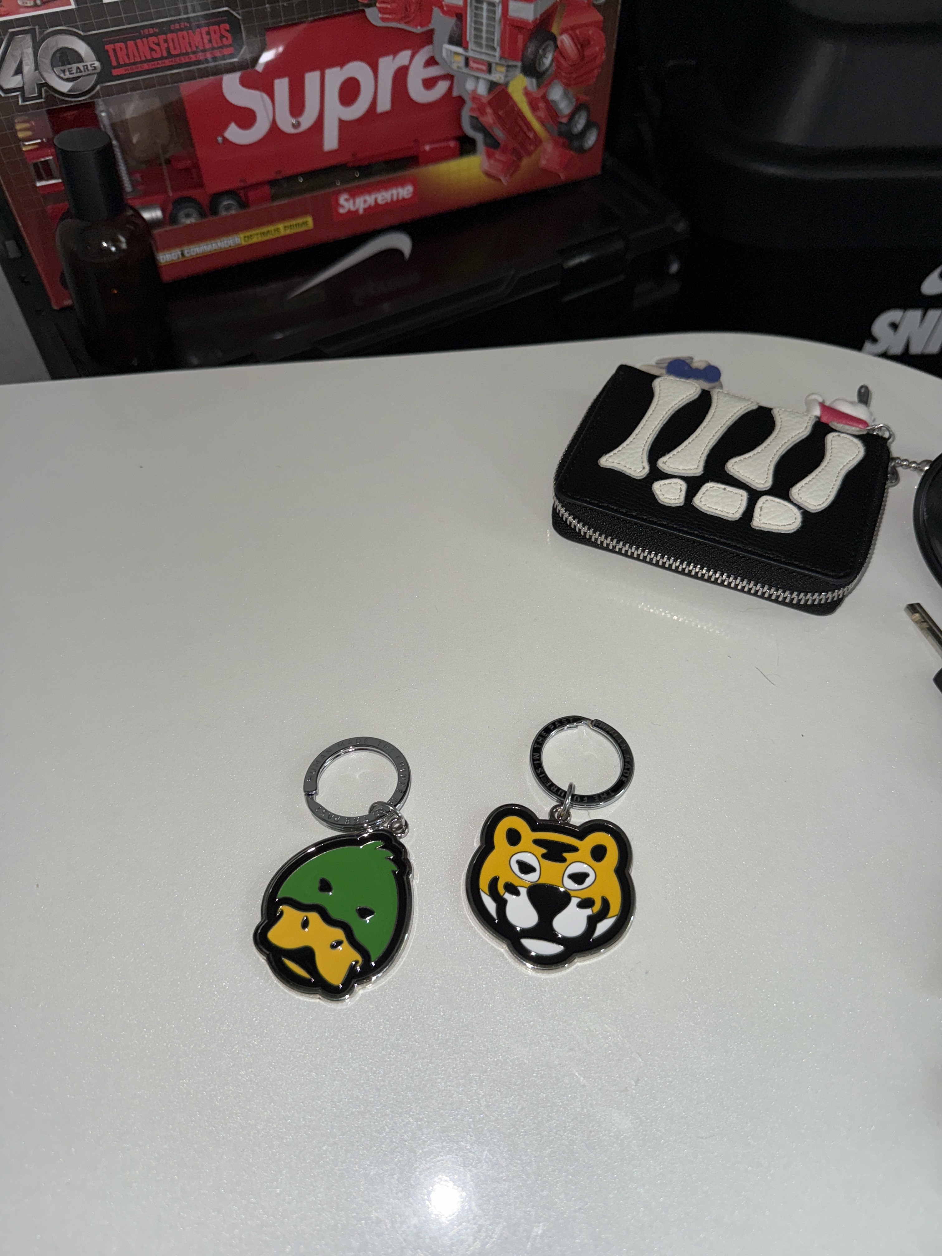 Human Made Animal Head Keyring Green, Kapital Thumbs Up Bone Hand Zip Mini Wallet Black 착용 스타일