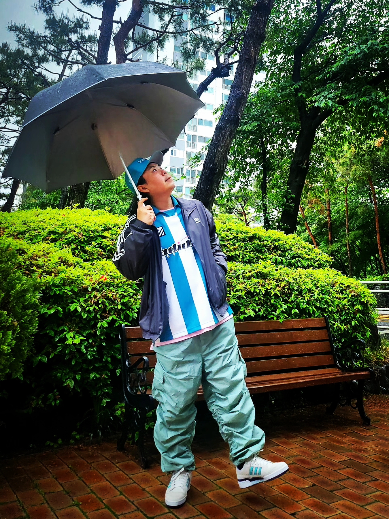 Supreme Box Logo Mesh Back New Era Blue - 23SS, Adidas Adicolor 3D Trefoil 3-Stripes Track Jacket Black - KR Sizing 착용 스타일 - 2