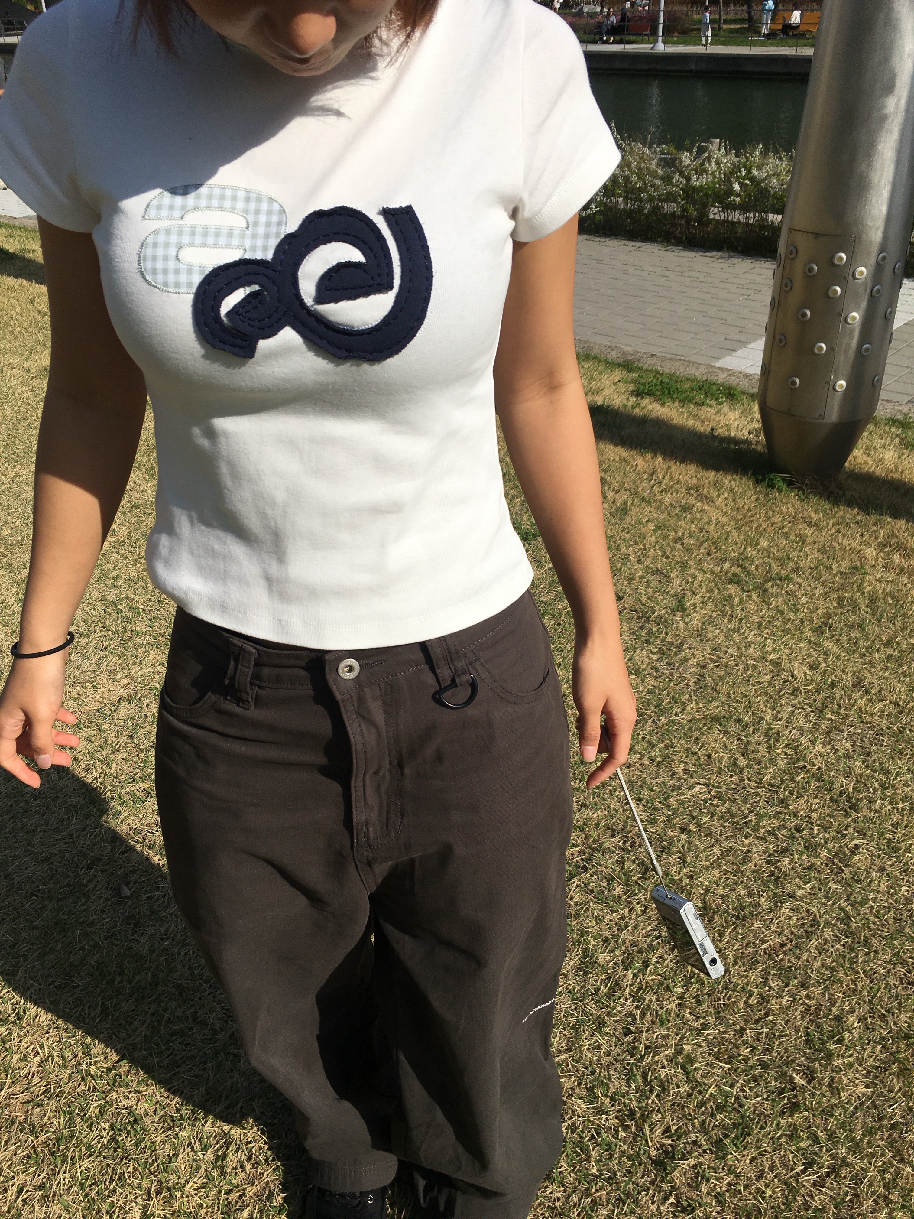 AEAE Applique Logo Tee White, AEAE Chino Pants Charcoal 착용 스타일