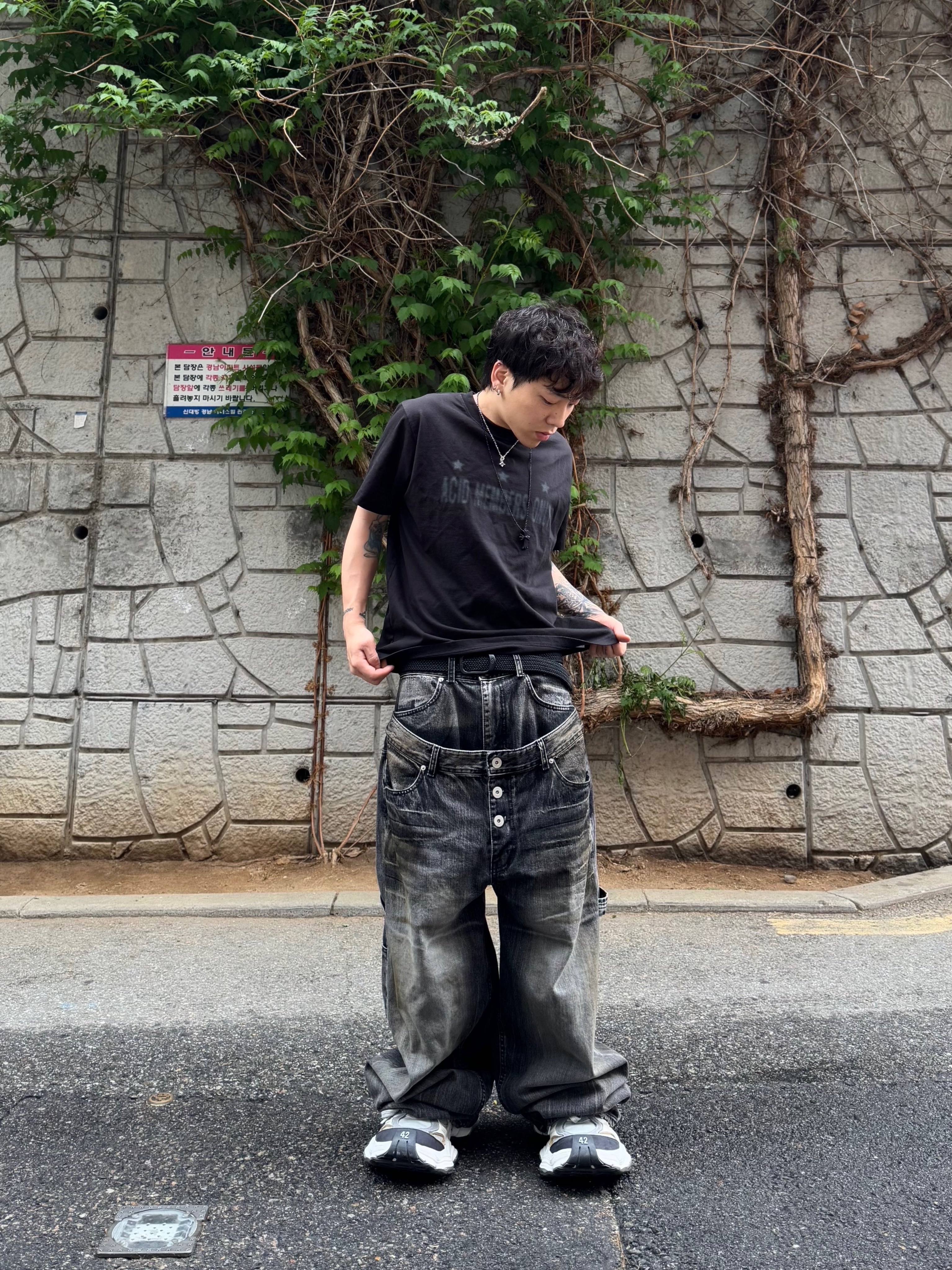Balenciaga Cargo Sneakers White Grey 착용 스타일 - 6