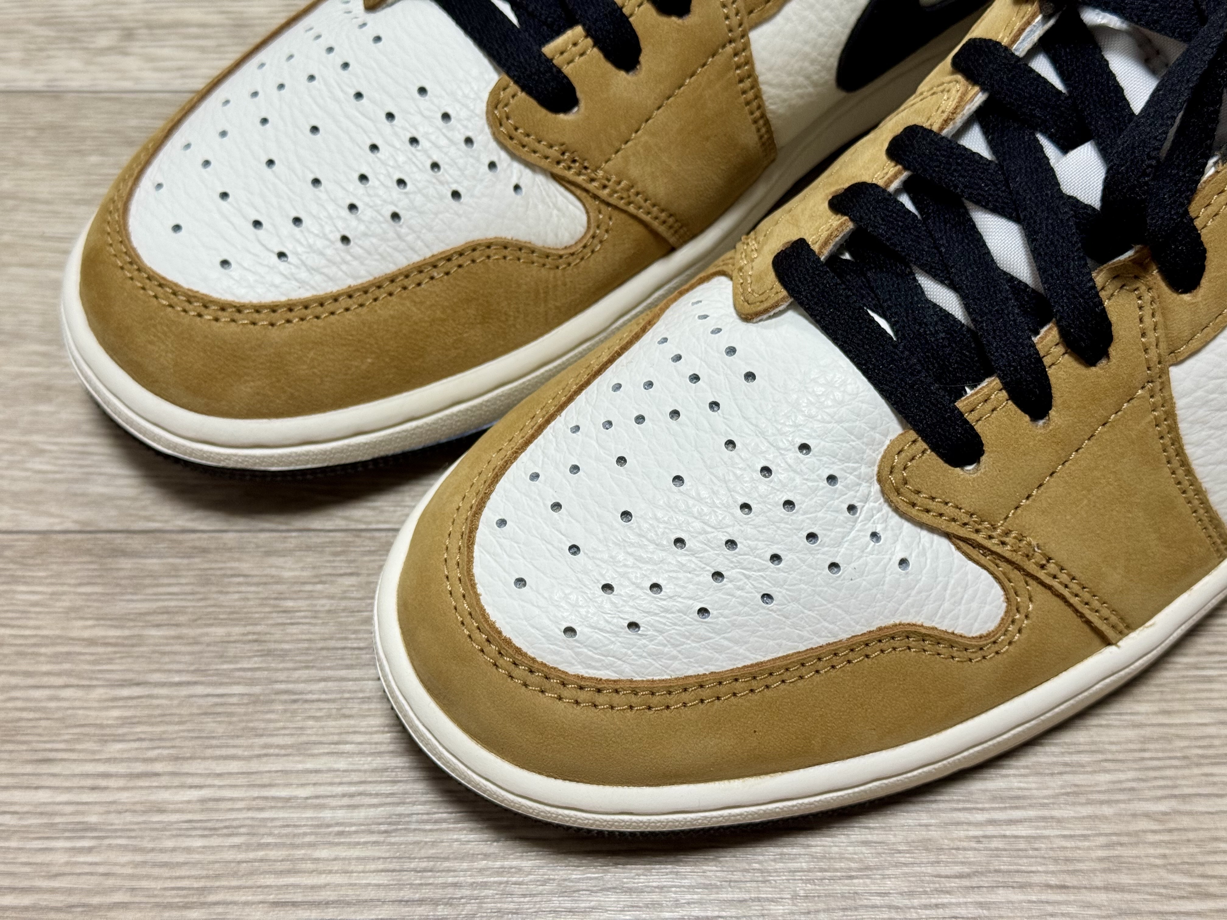 Jordan 1 Low OG Sail and Golden Harvest 착용 스타일