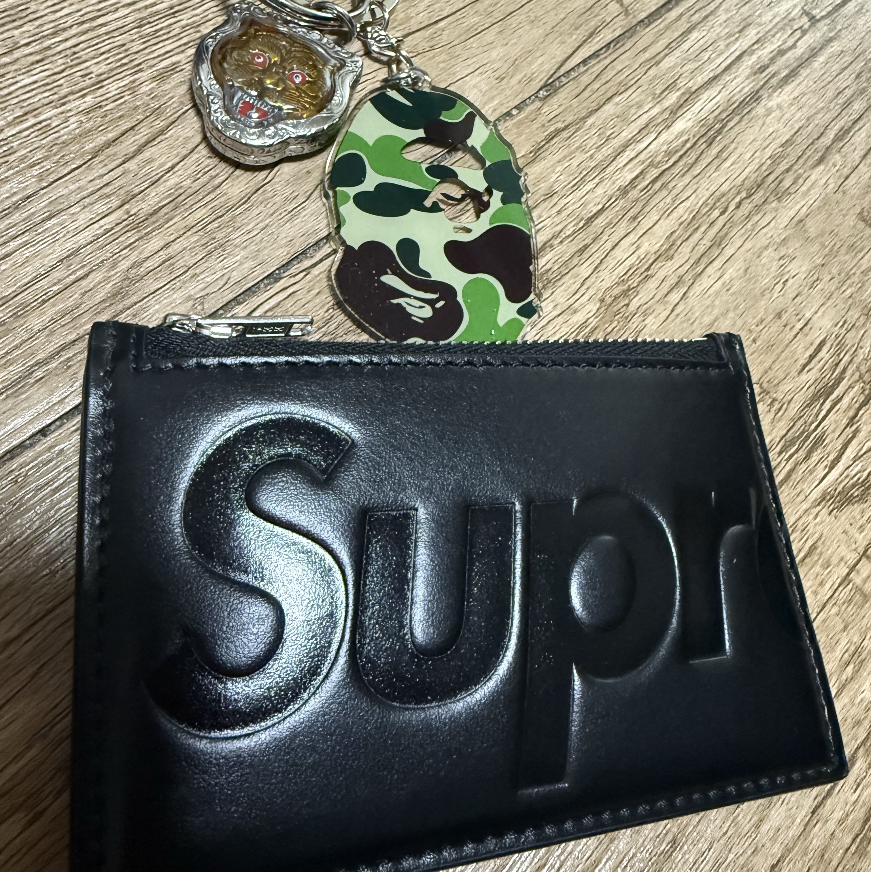 Supreme Leather Zip Card Holder Black, BAPE ABC Camo Ape Head Acrylic Keychain Green 착용 스타일 - 2
