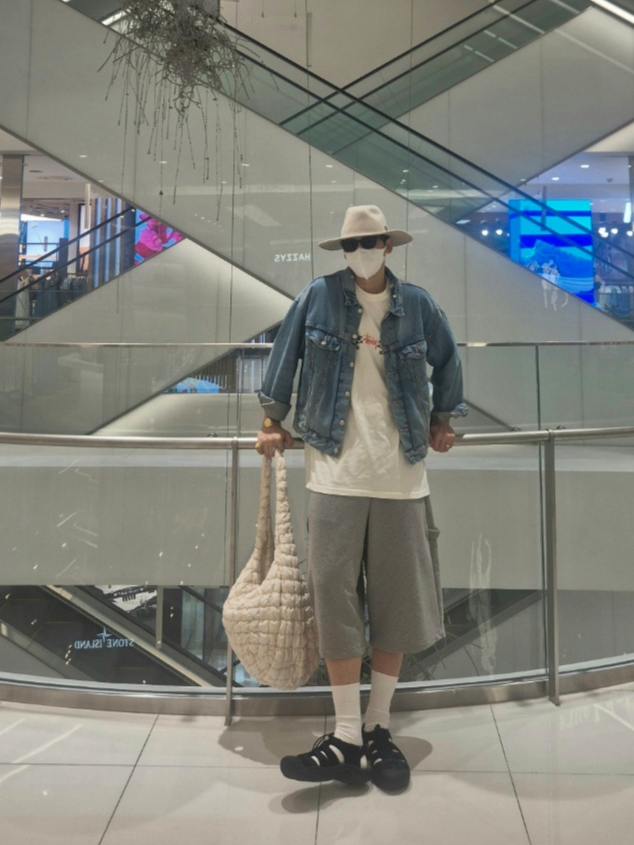 MJD Wide Carpenter Bermuda Shorts Melange Grey, COS Quilted Oversized Shoulder Bag Off White Light Beige 착용 스타일 - 1