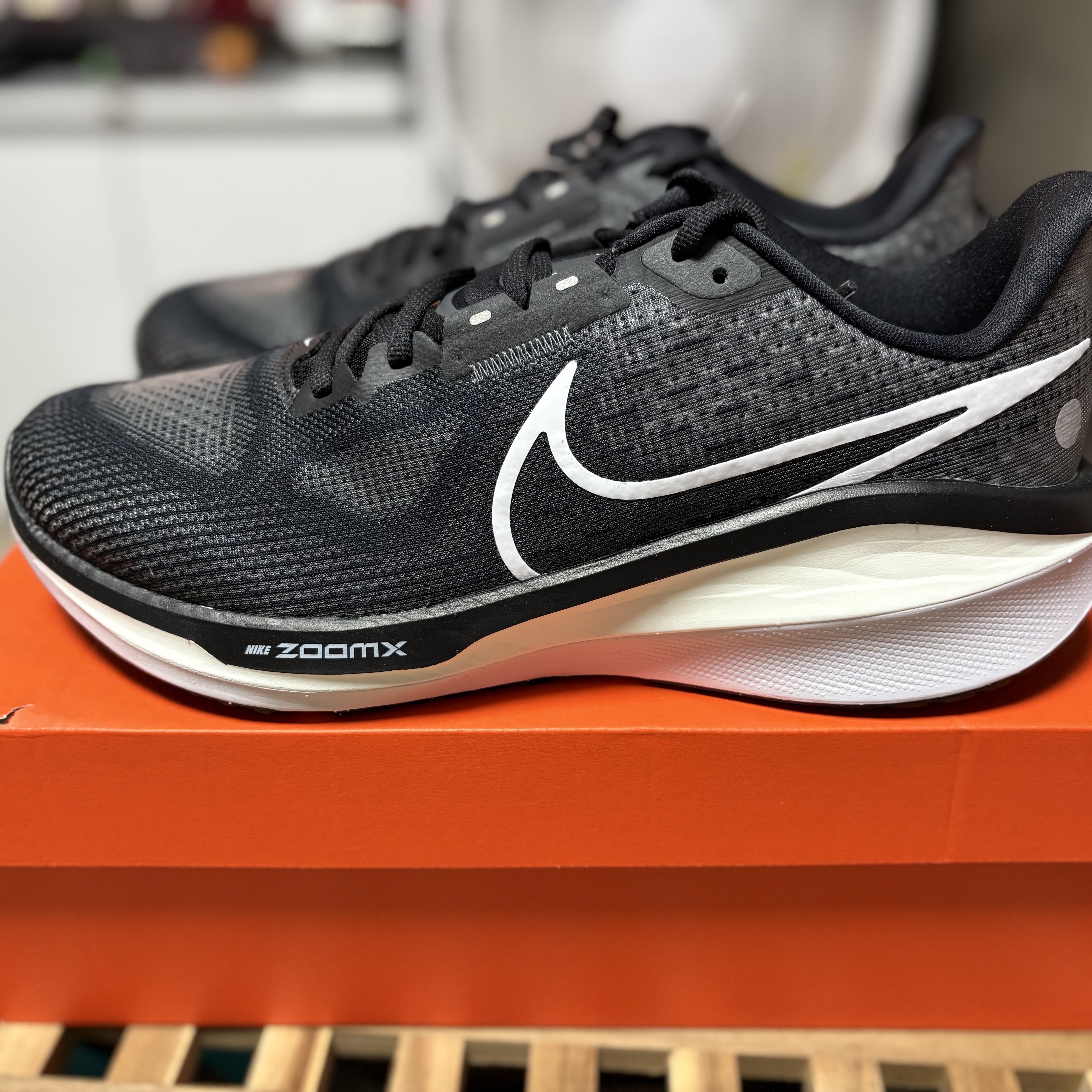 Nike Zoom 17 Anthracite White 착용 스타일 - 1