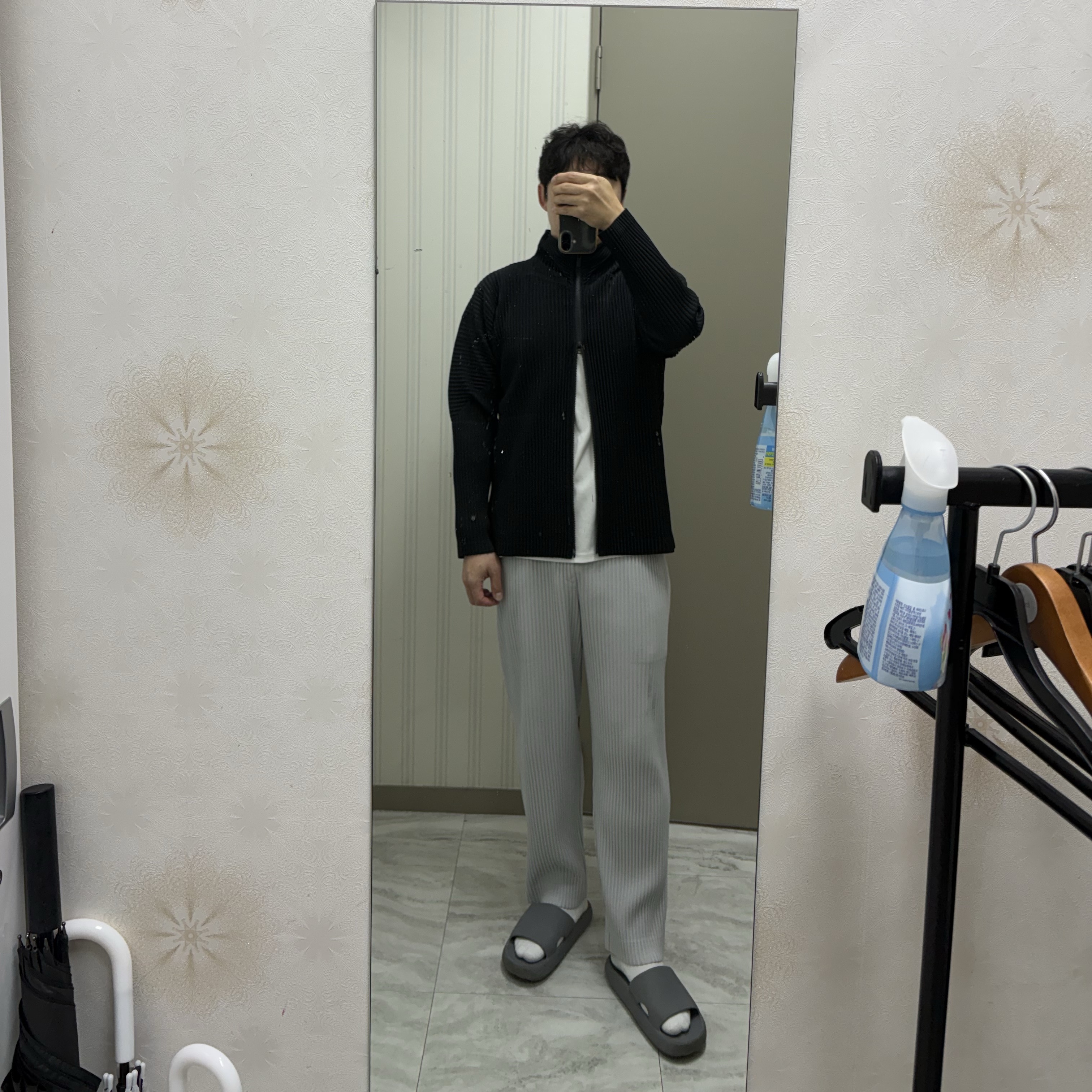 Homme Plisse Issey Miyake Basics Zip Up Jacket Black, Homme Plisse Issey Miyake Basics Straight Pants Light Gray 착용 스타일