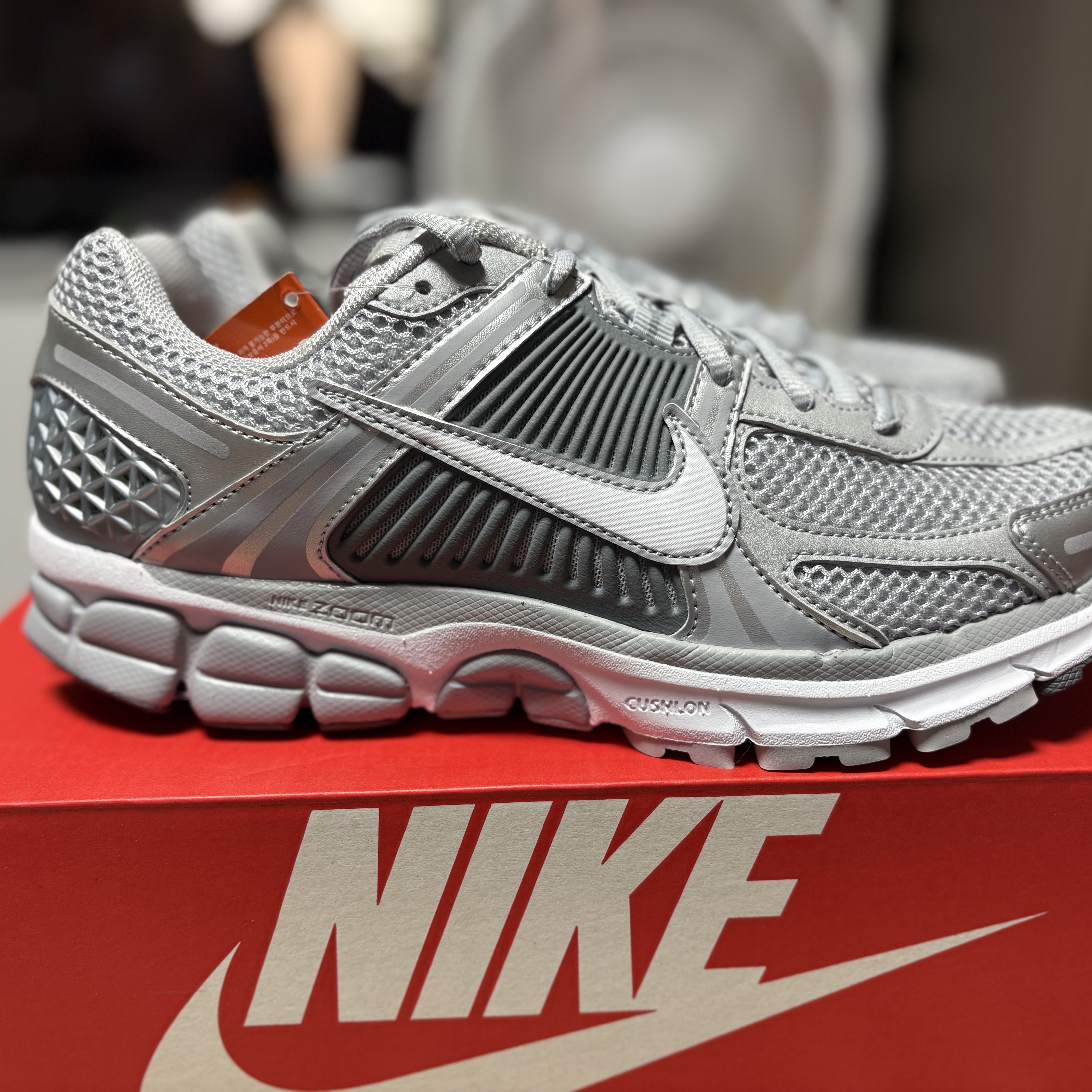 Nike Zoom Vomero 5 Wolf Grey White 착용 스타일 - 3