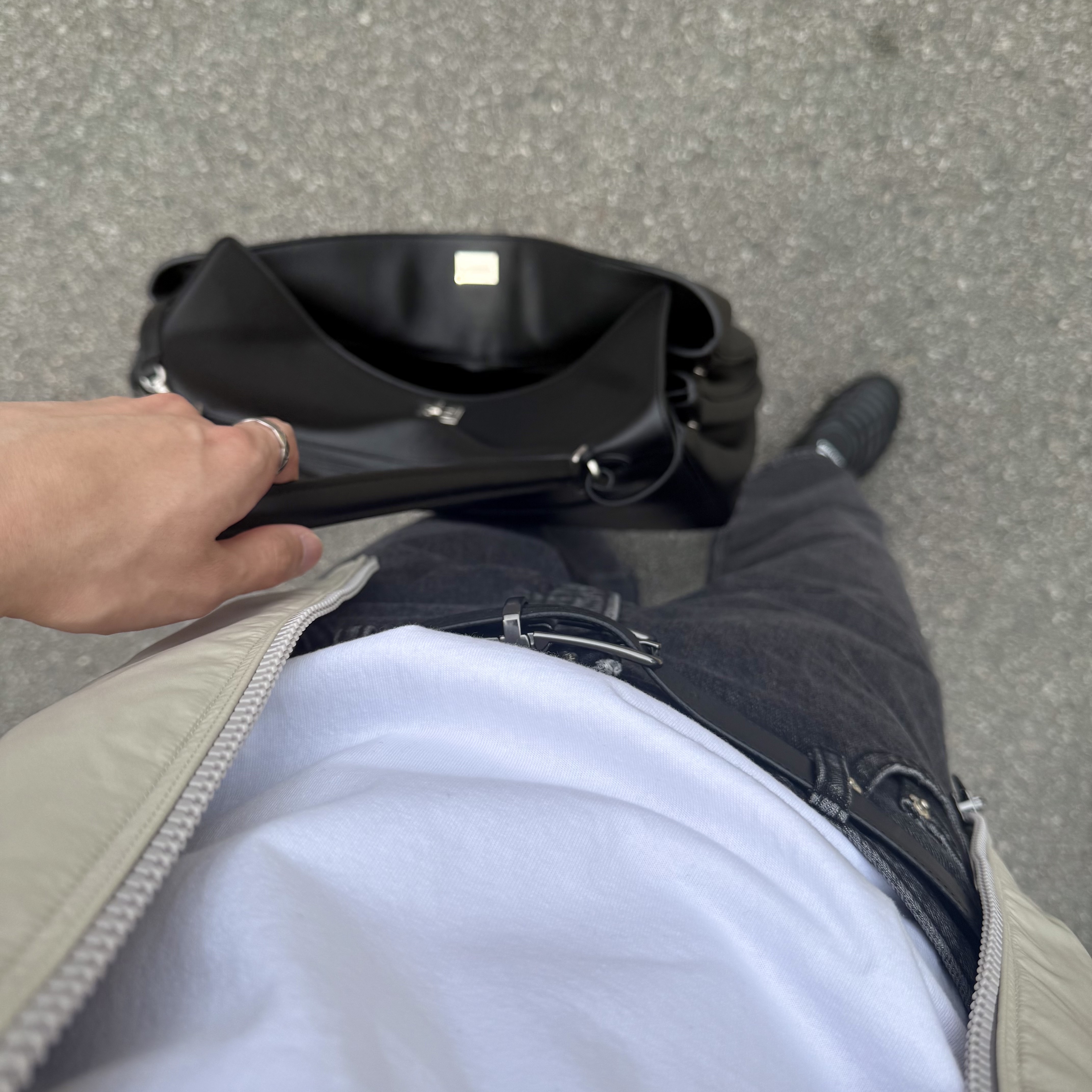Balenciaga Rodeo Large Handbag Black 착용 스타일