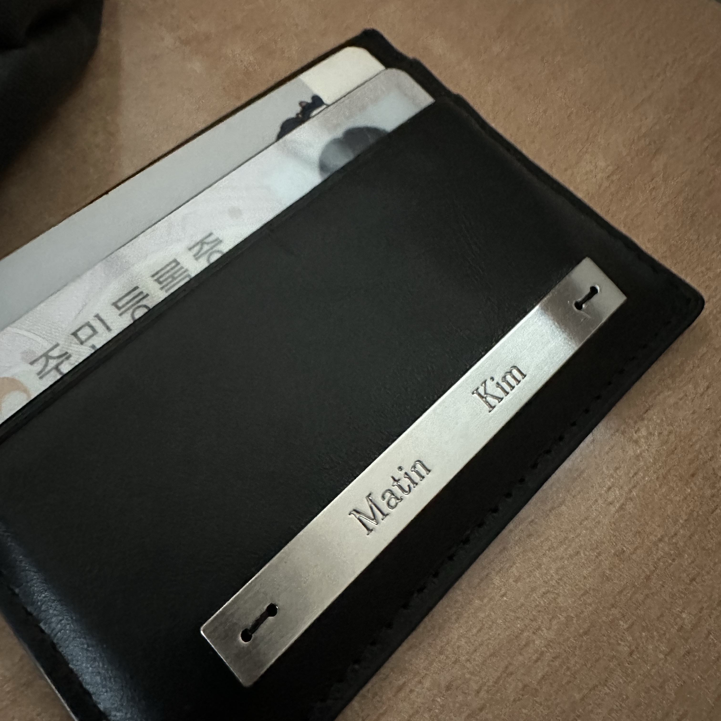 Matin Kim Vintage Card Wallet Black 착용 스타일