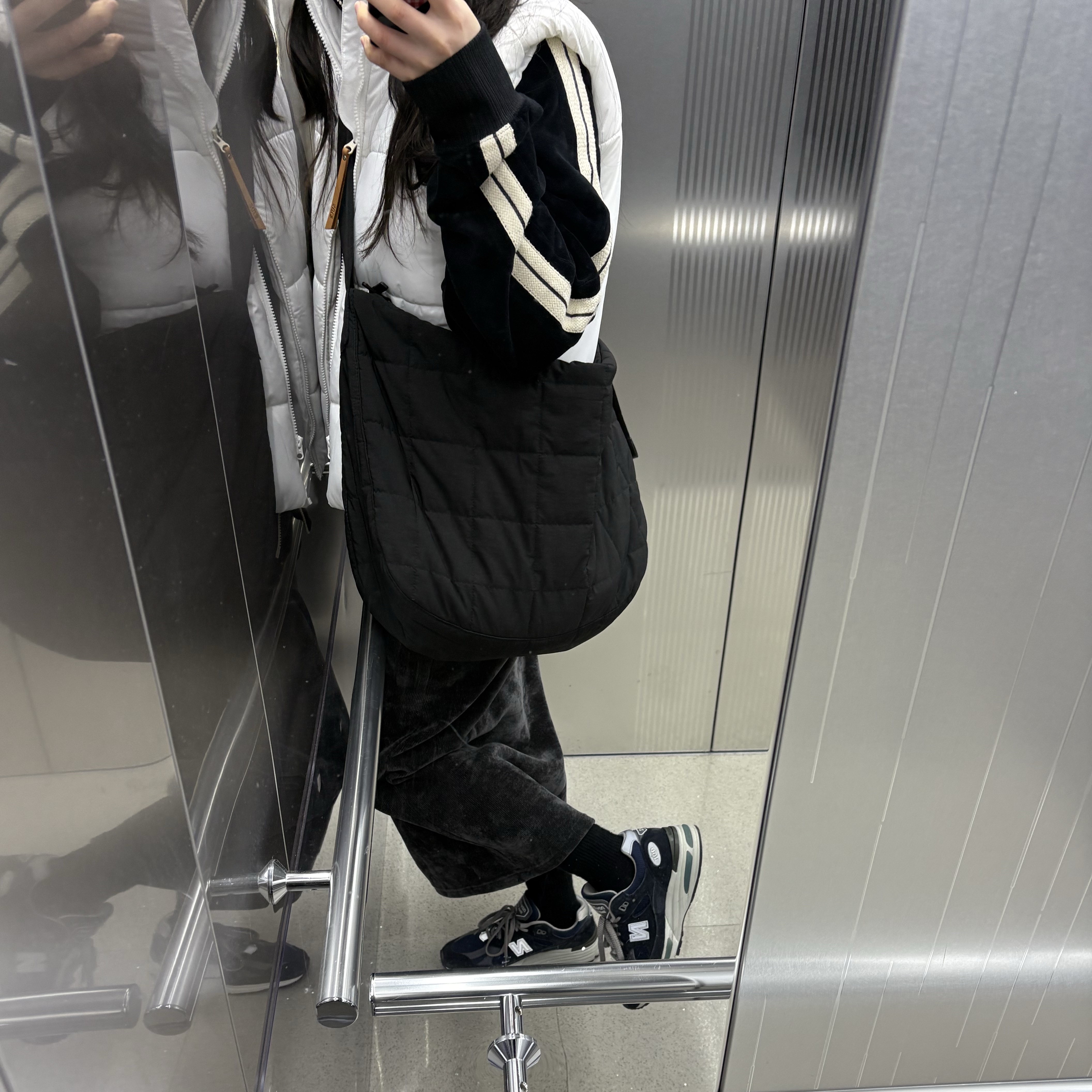 COS Quilted Messenger Bag Ripstop Black, New Balance 991v2 Made in UK Dark Navy Smoked Pearl 착용 스타일