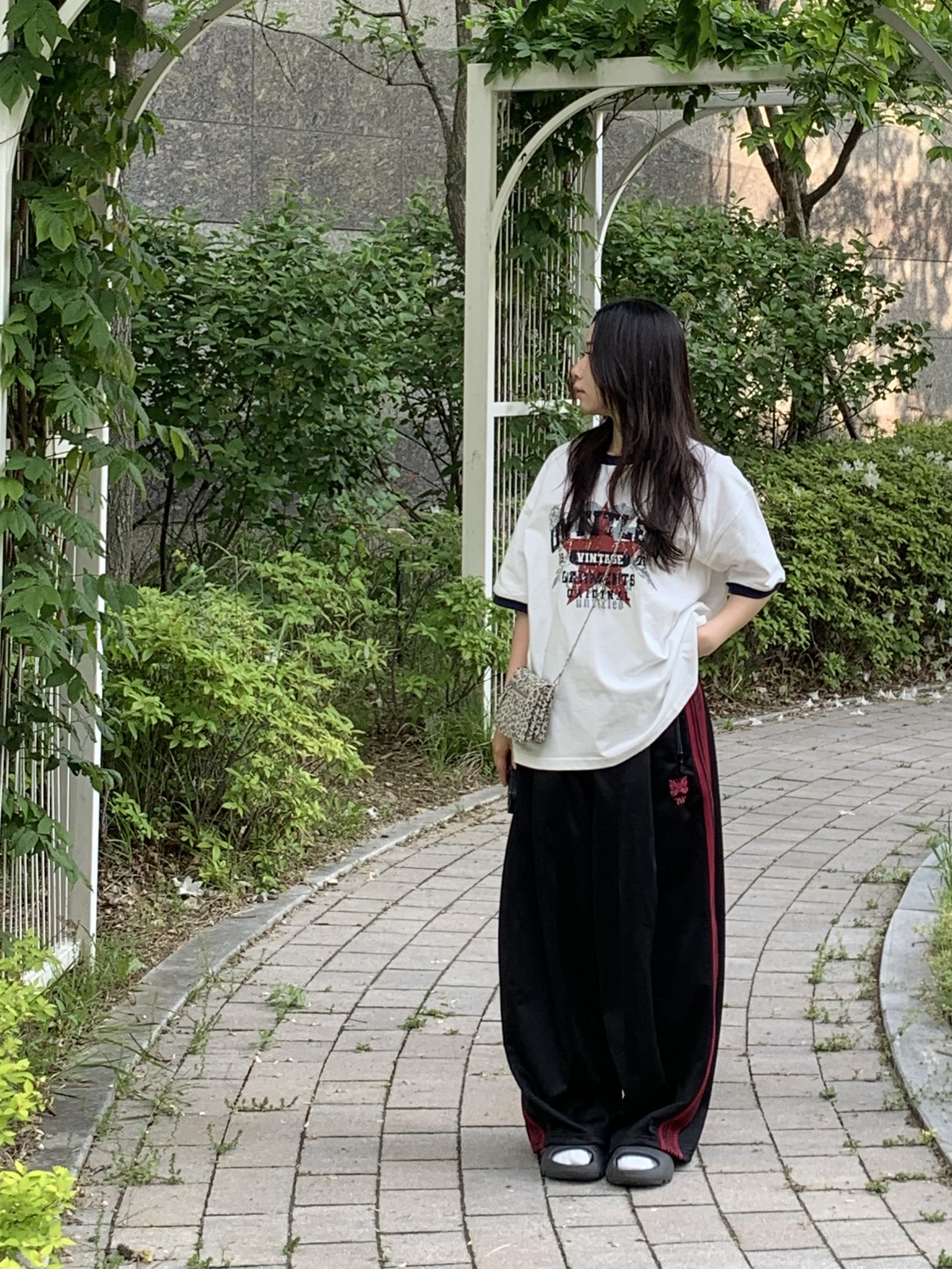Adidas Yeezy Slide Onyx, Needles x TW H.D. Track Pants Black Red 착용 스타일 - 2
