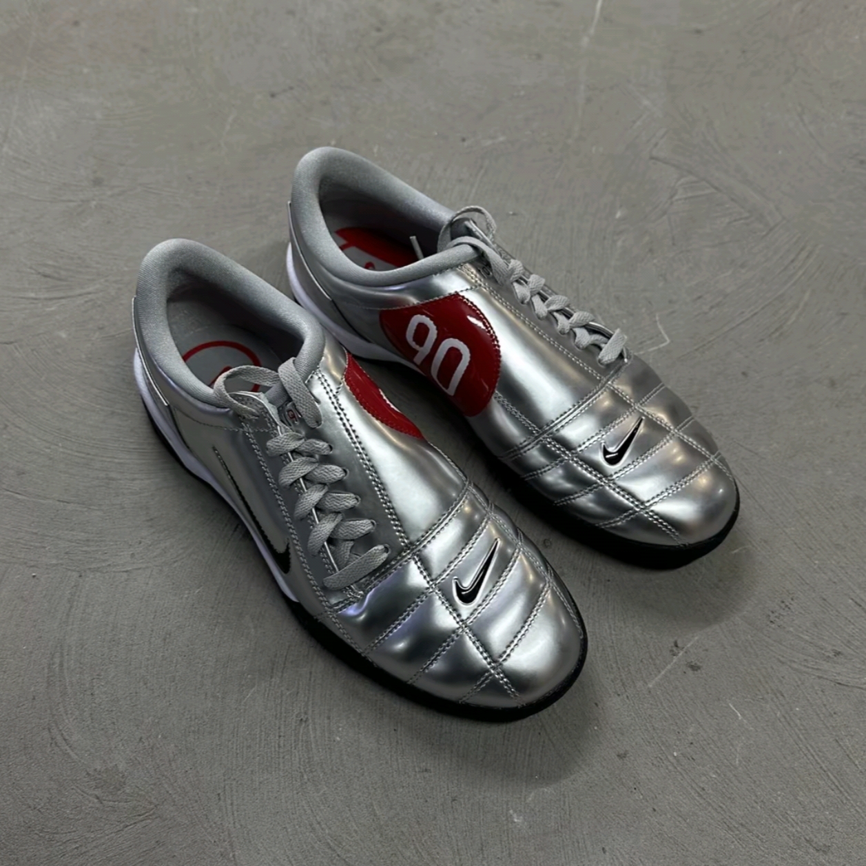 Nike Total 90 III SP Metallic Silver and Black 착용 스타일