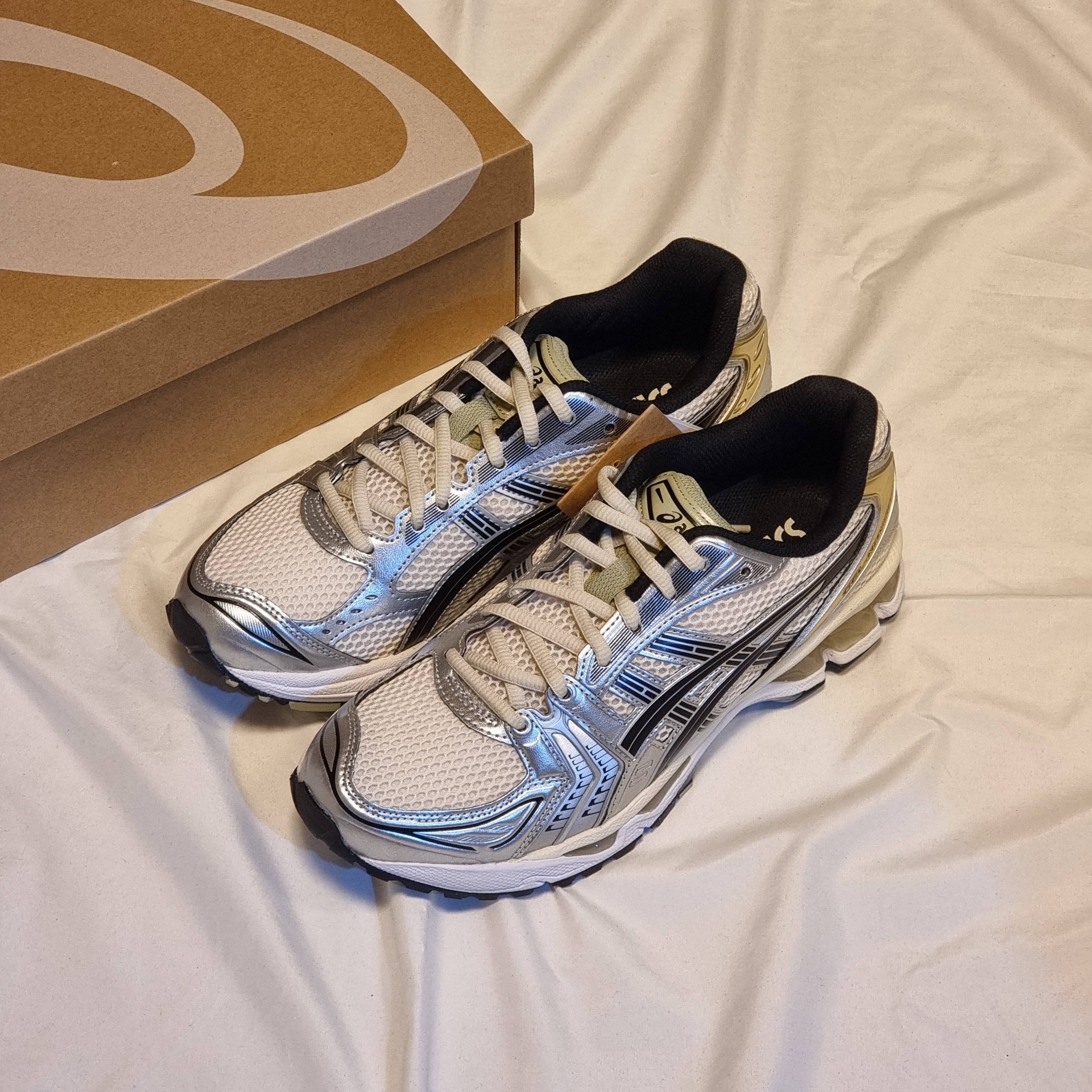 Asics Gel-Kayano 14 Birch Pure Silver 착용 스타일