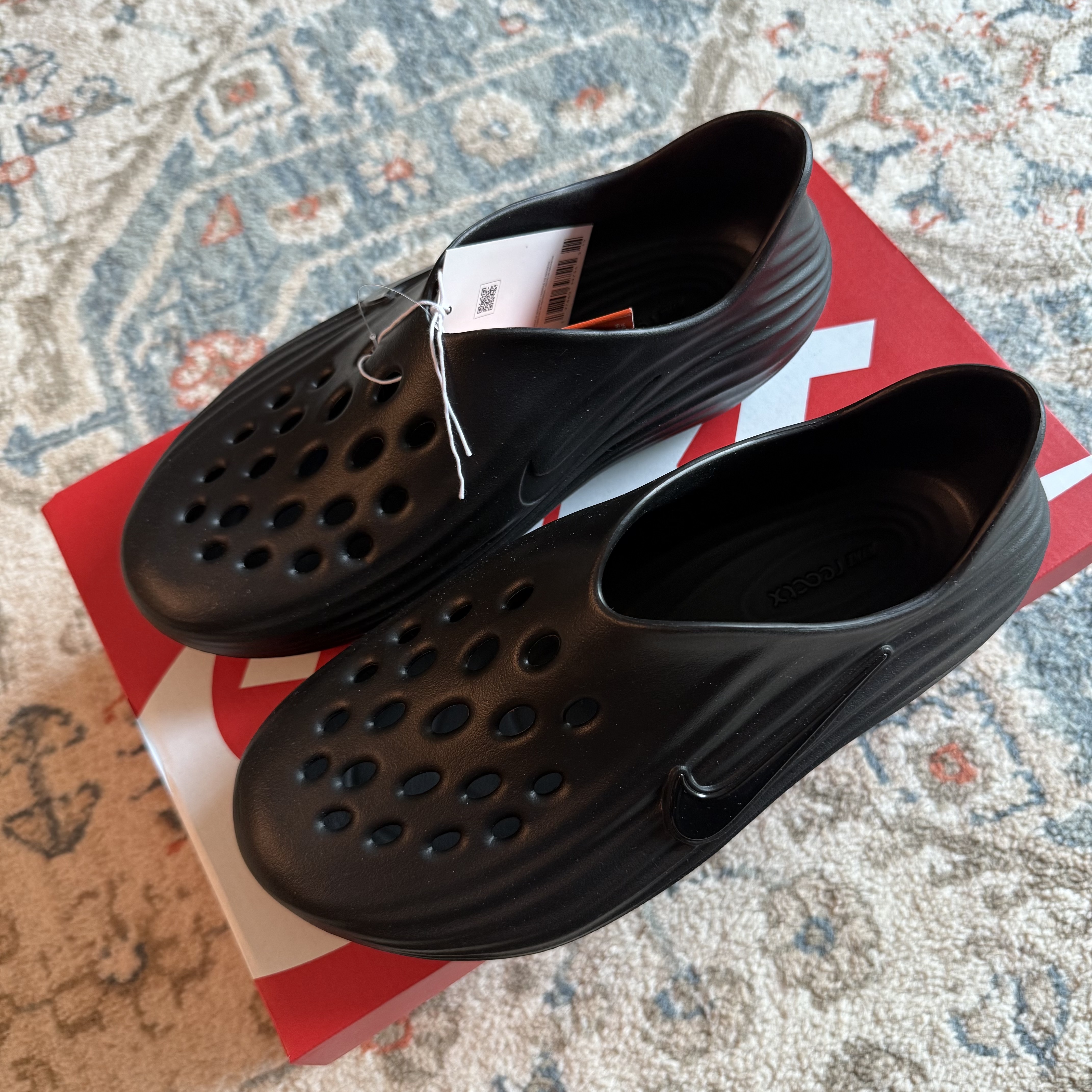Nike ReactX Rejuven8 Triple Black 착용 스타일 - 2