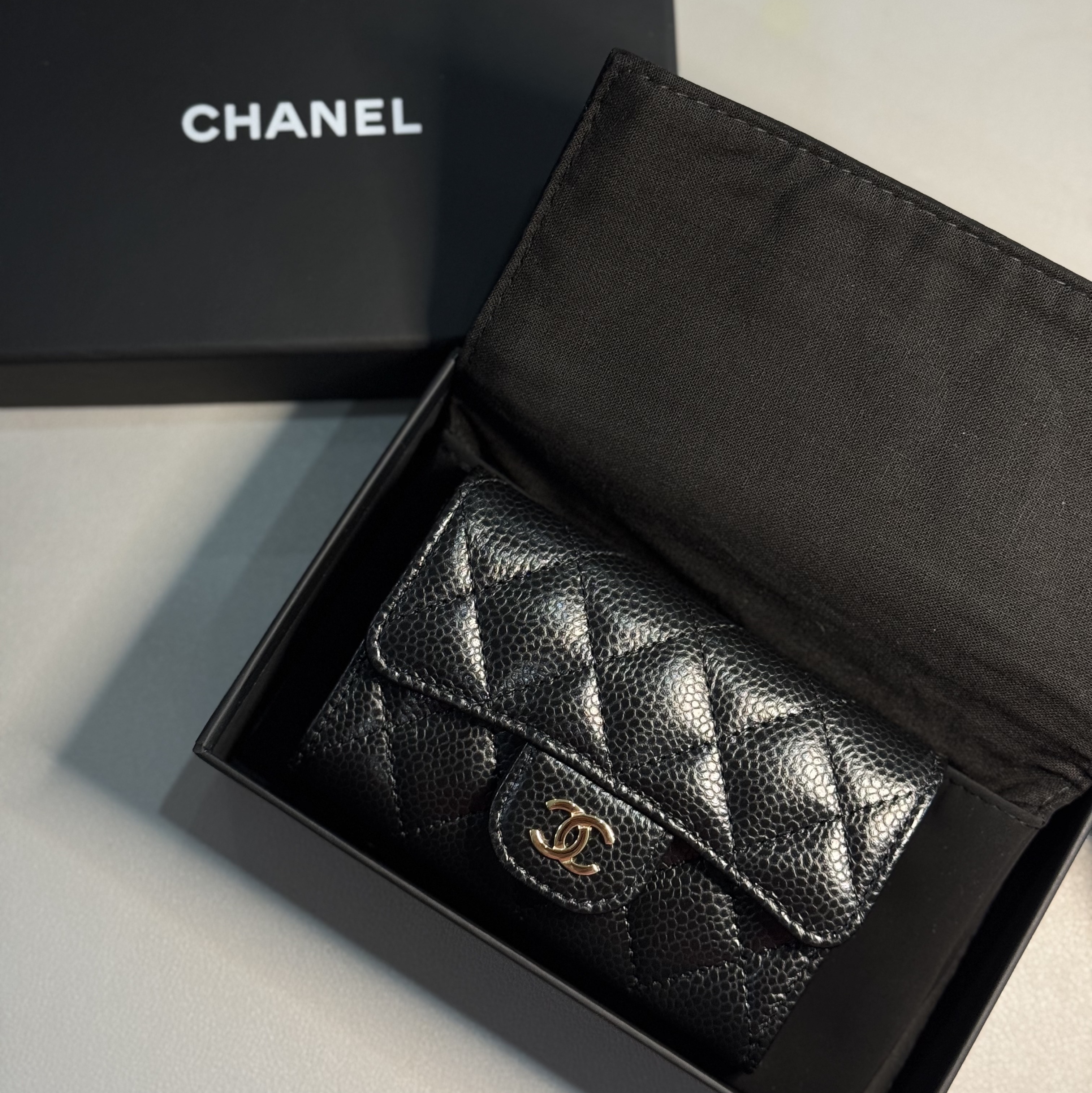 Chanel Classic Card Holder Grained Calfskin & Gold Black 착용 스타일