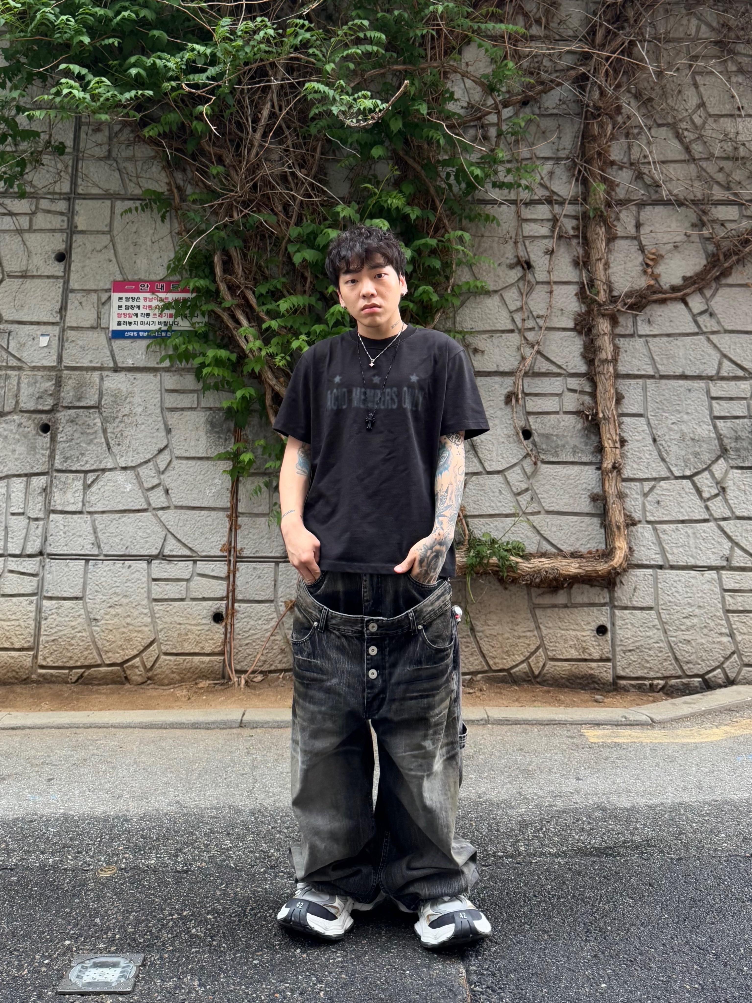 Balenciaga Cargo Sneakers White Grey 착용 스타일 - 7