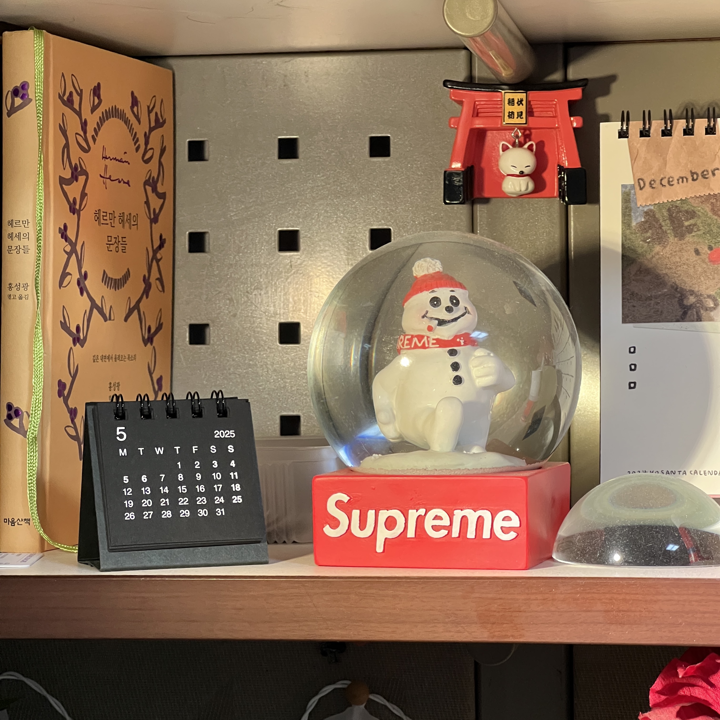 Supreme Snowman Snowglobe Red 착용 스타일