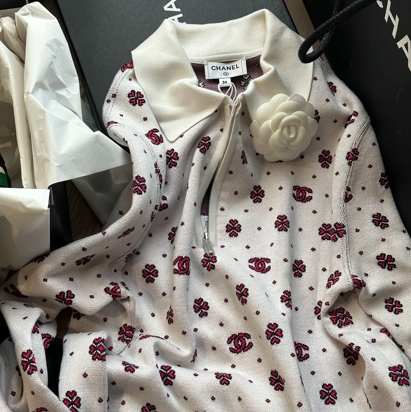 (W) Chanel Polo Cotton White Pink 착용 스타일 - 2
