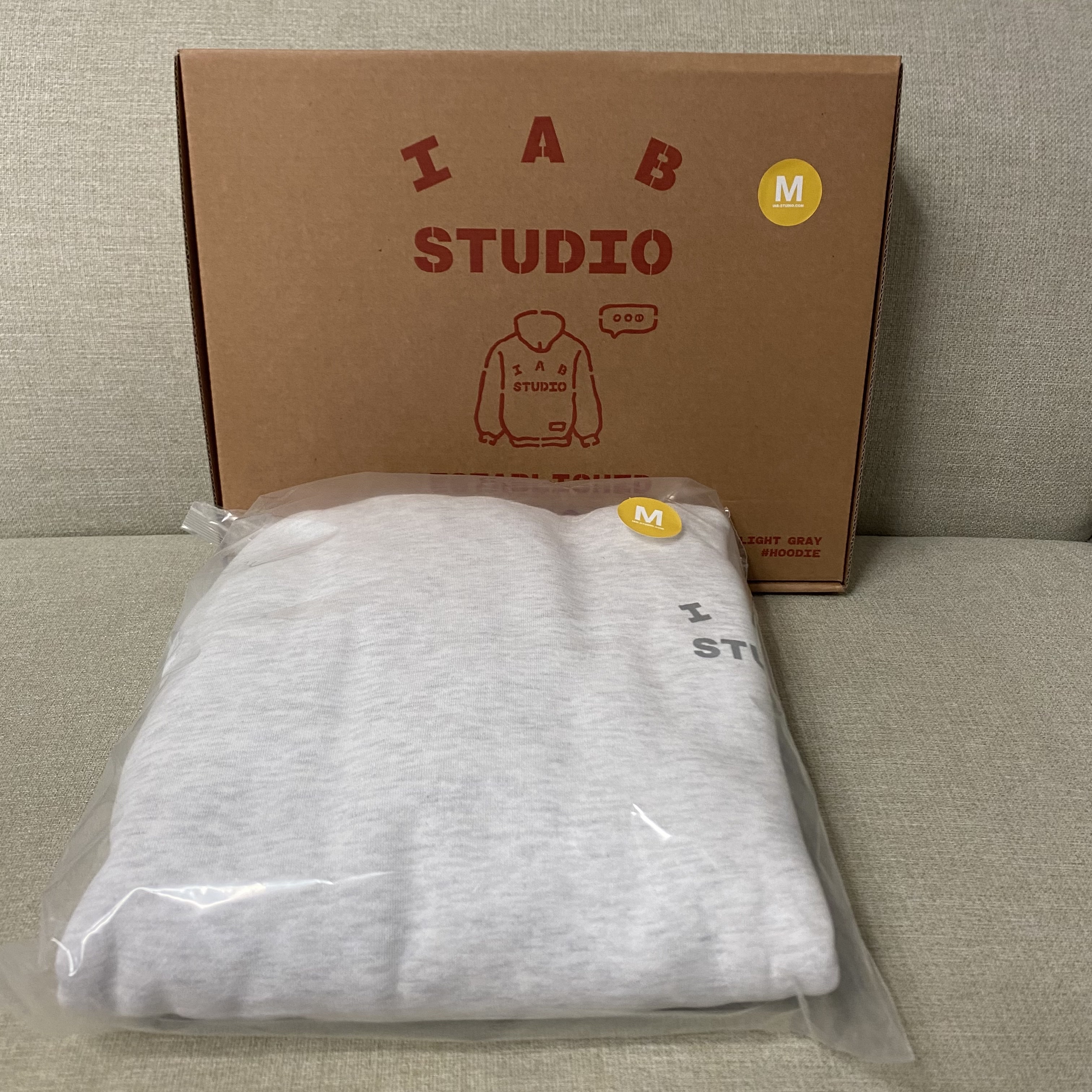 IAB Studio Hoodie Light Gray 착용 스타일