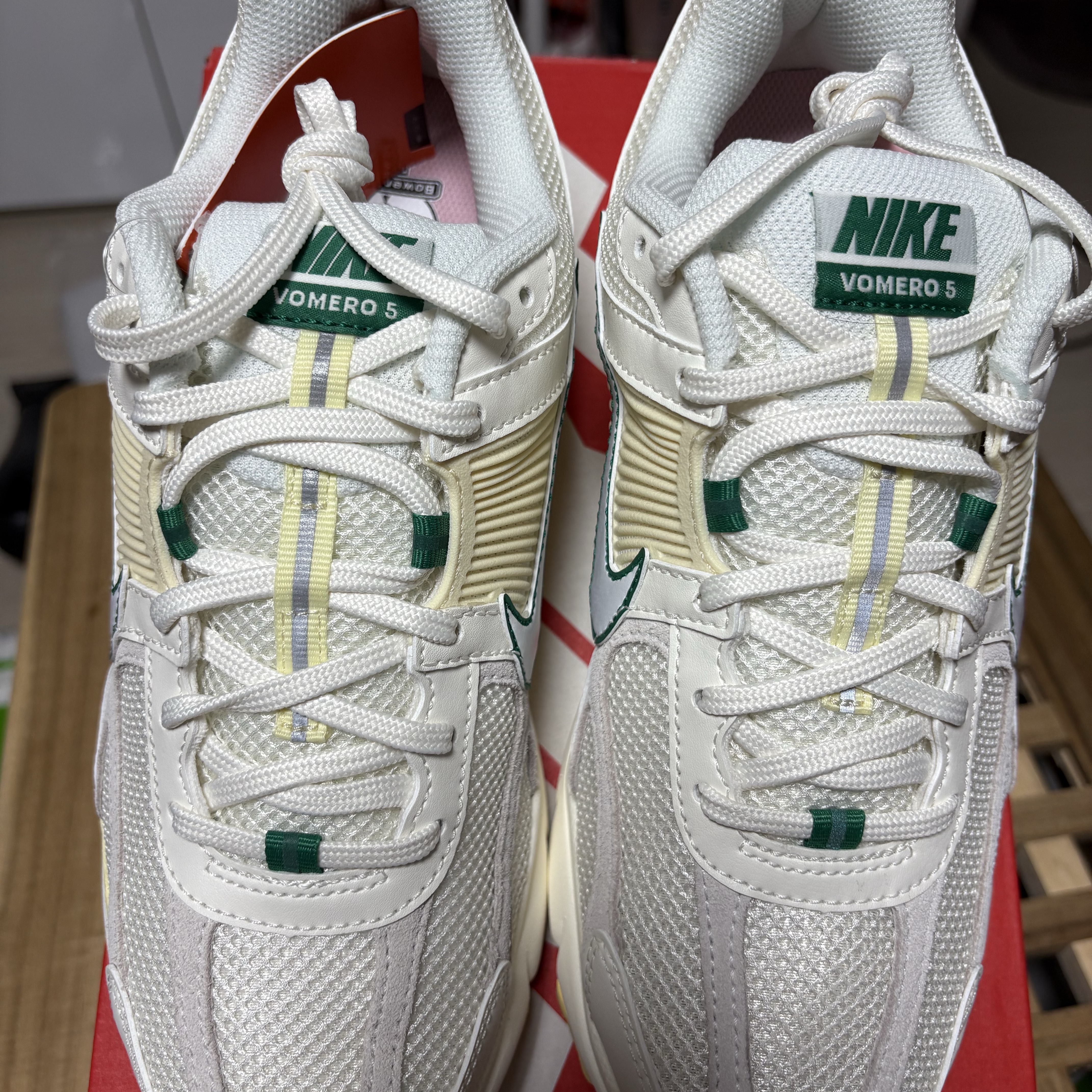 Nike Zoom Vomero 5 Sail Malachite Alabaster White 착용 스타일 - 4